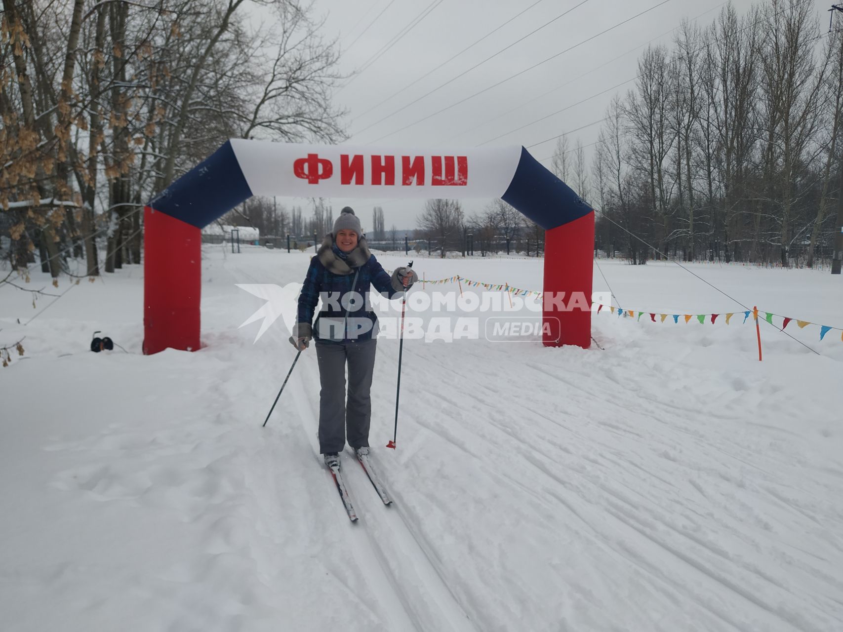 Москва. Девушка во время катания на лыжах в парке музея-заповедника `Царицыно`.