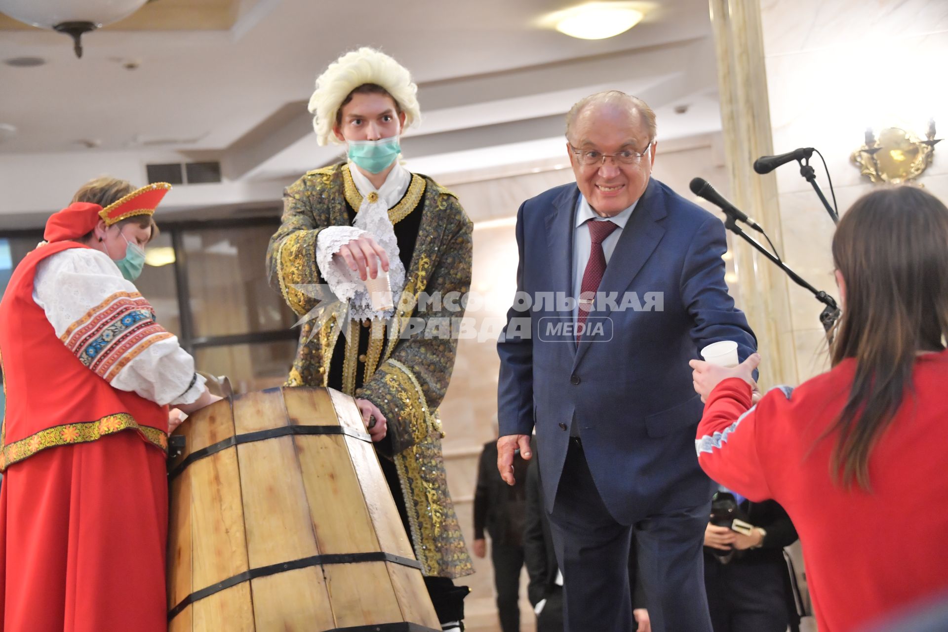 Москва.  Ректор Московского государственного университета имени М.В. Ломоносова Виктор Садовничий (третий слева) на традиционной церемонии розлива медовухи в здании Фундаментальной библиотеки МГУ в рамках мероприятий, посвященных Дню российского студенчества.