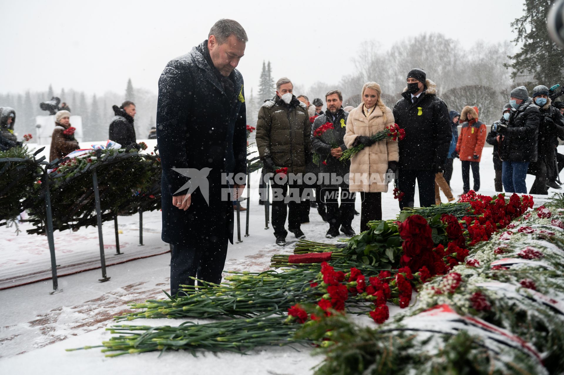 Санкт-Петербург. Председатель Законодательного собрания Санкт-Петербурга (ЗакС), депутат от партии `Единая Россия` Александр Бельский во время церемонии возложения венков и цветов к монументу `Мать-Родина` на Пискаревском мемориальном кладбище по случаю 78-летия полного освобождения Ленинграда от фашистской блокады в годы Великой Отечественной войны.