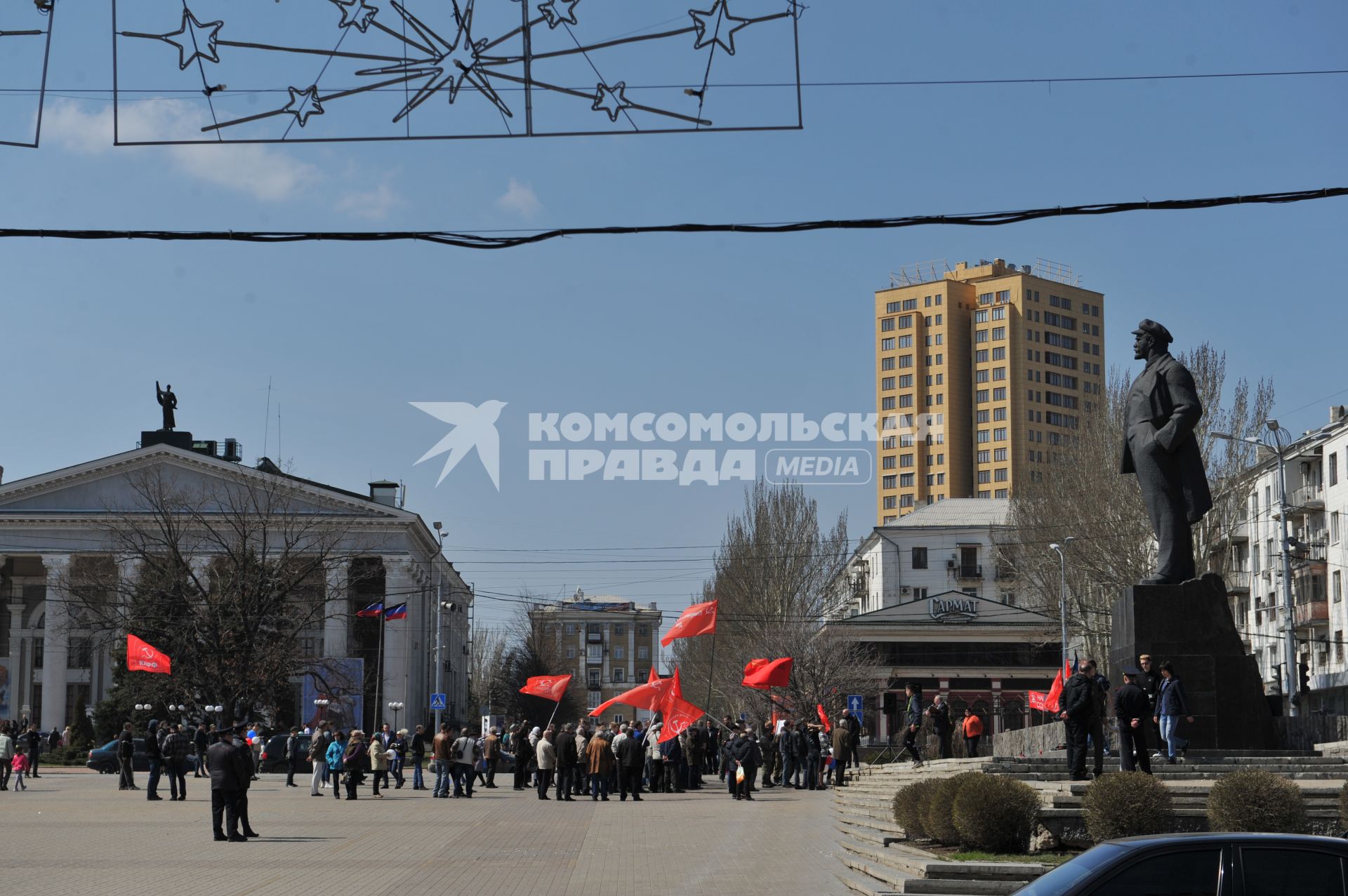 Донецк. Митинг Коммунистической партии Донецкой Народной Республики (КПДНР) у памятника Ленину. Слева Донецкий государственный Академический театр.