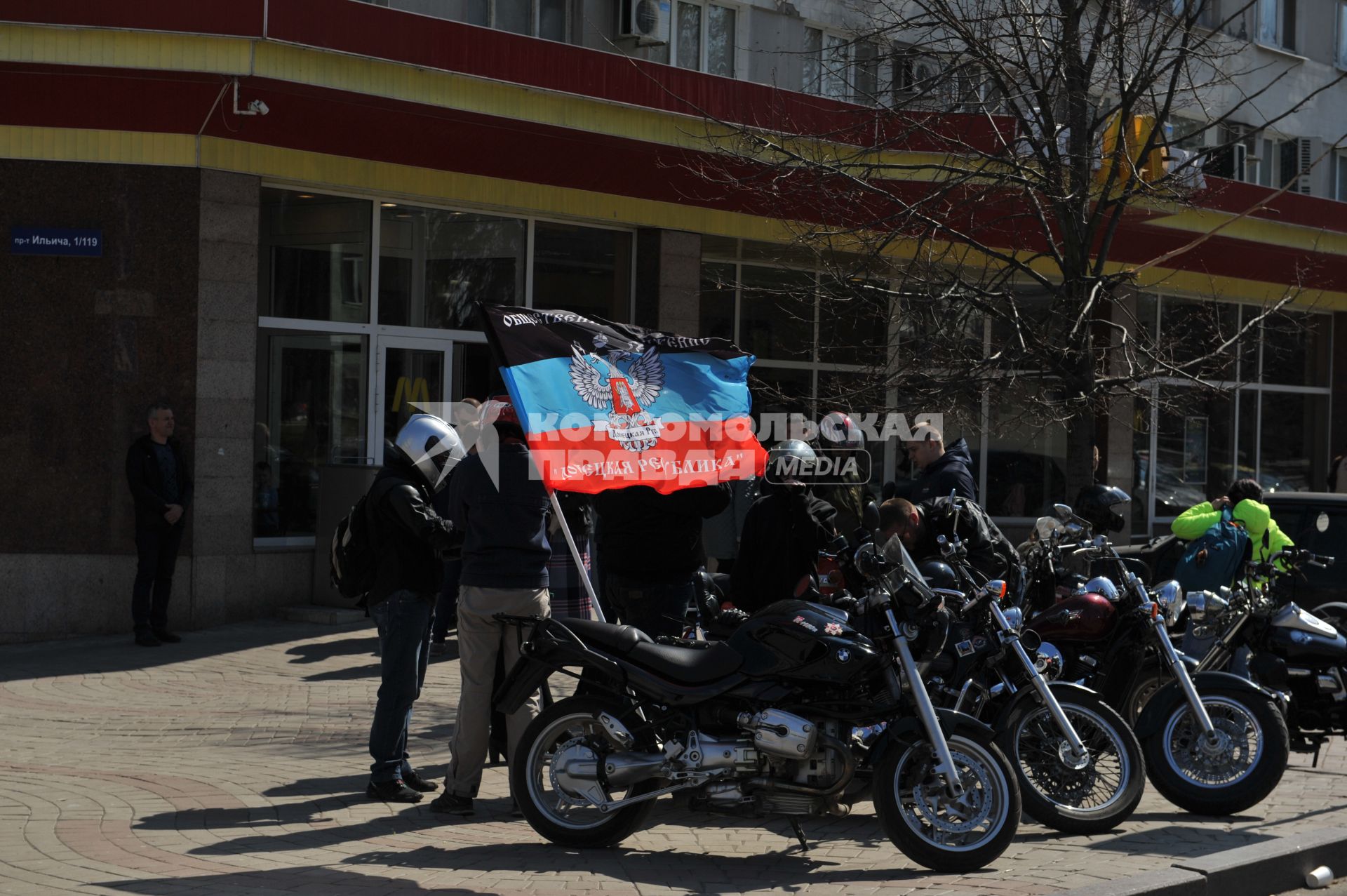 Донецк. Флаг Донецкой Народной Республики на мотоцикле.