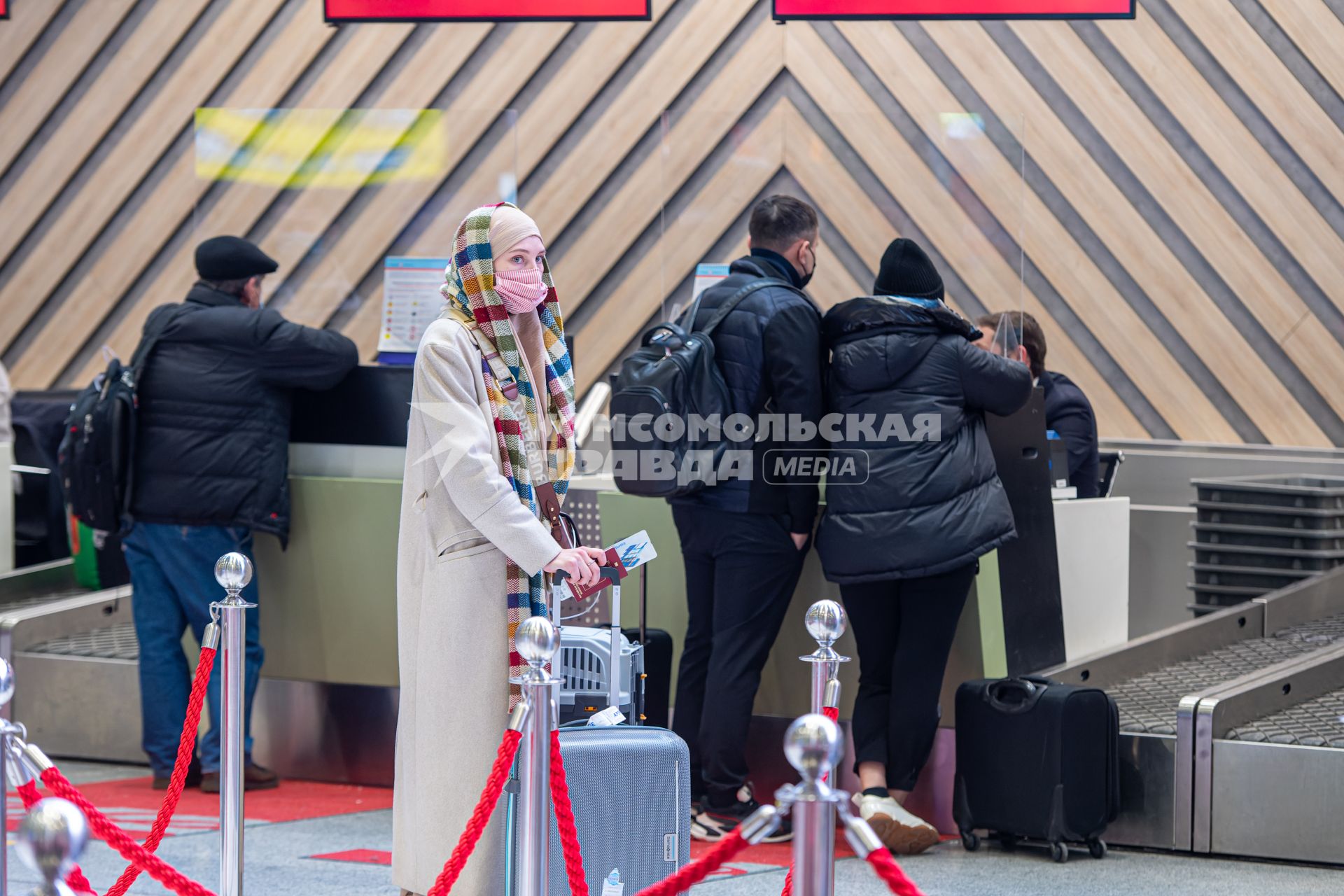 Москва. Пассажиры в Международном аэропорту Шереметьево имени А. С. Пушкина.