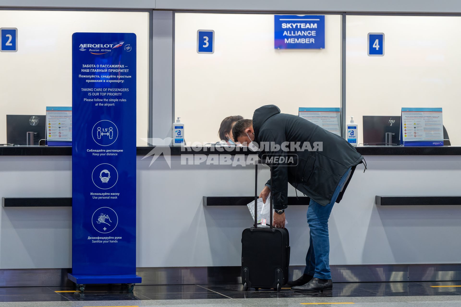 Москва. Пассажиры в Международном аэропорту Шереметьево имени А. С. Пушкина.