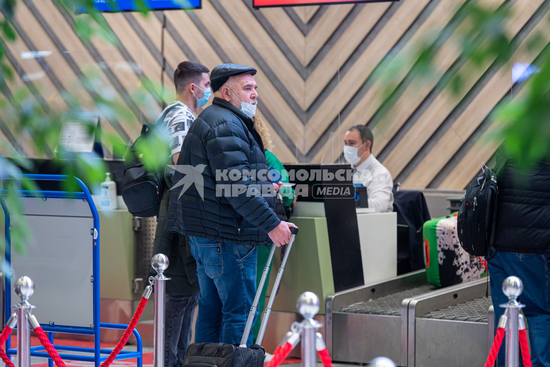 Москва. Пассажиры в Международном аэропорту Шереметьево имени А. С. Пушкина.