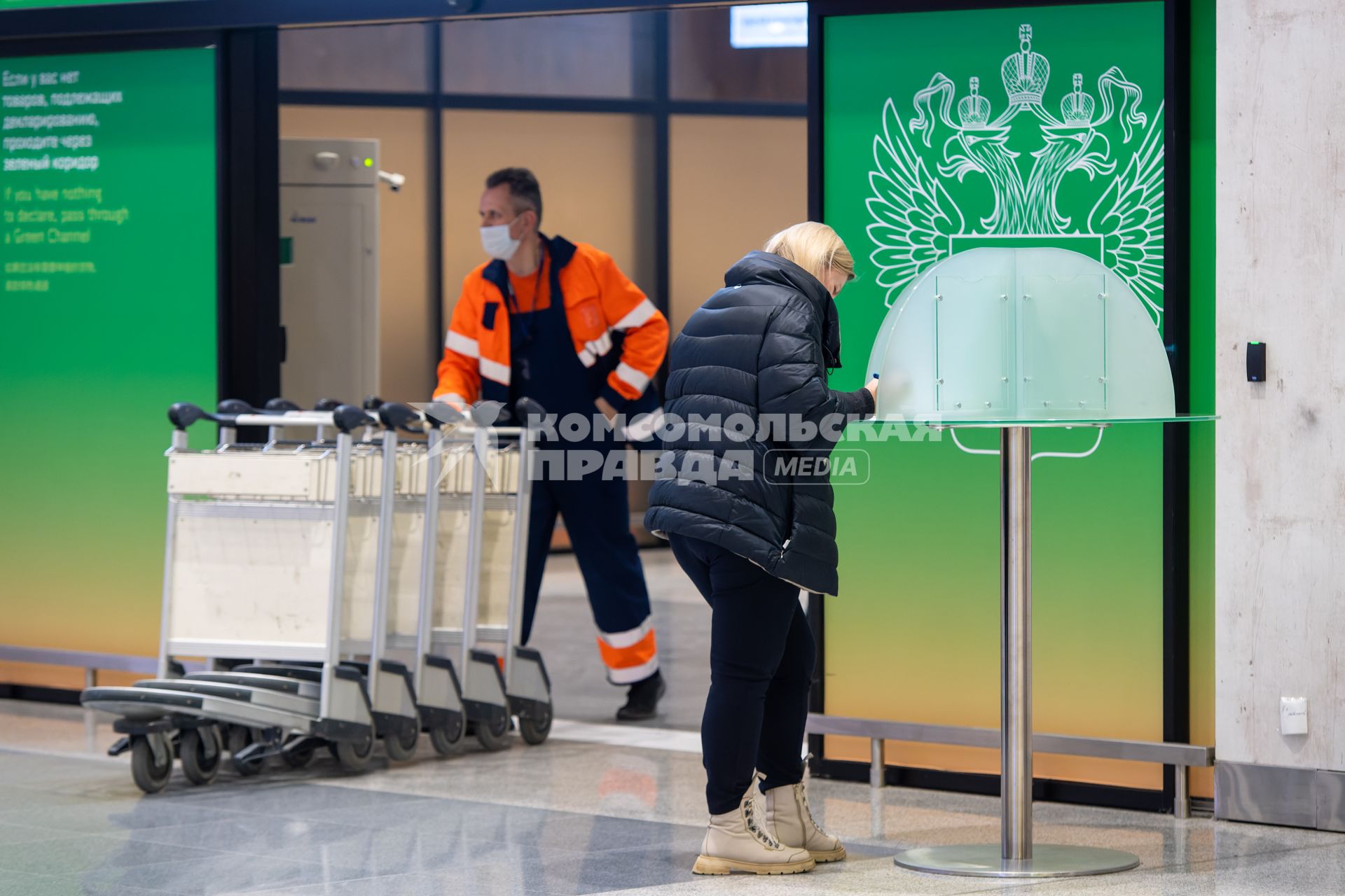 Москва. Пассажиры в Международном аэропорту Шереметьево имени А. С. Пушкина.