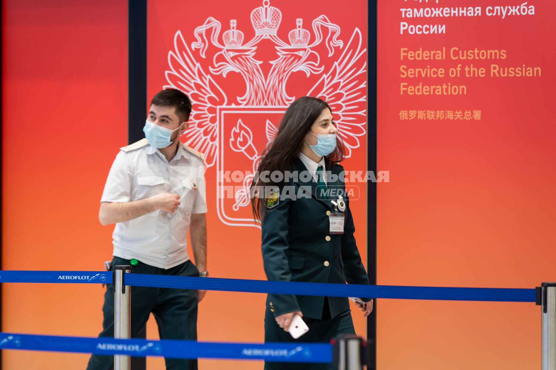 Москва. Сотрудник  аэропорта  в Международном аэропорту Шереметьево имени А. С. Пушкина.