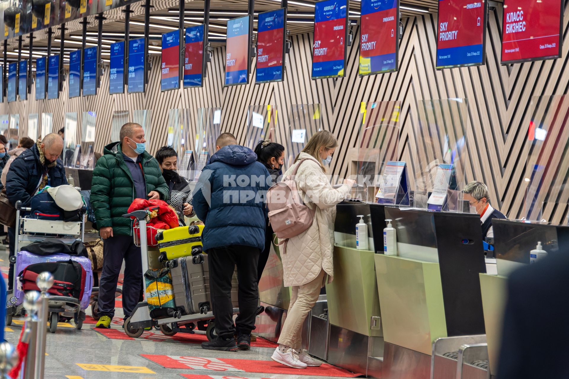 Москва. Пассажиры у стойки оформления документов в Международном аэропорту Шереметьево имени А. С. Пушкина.