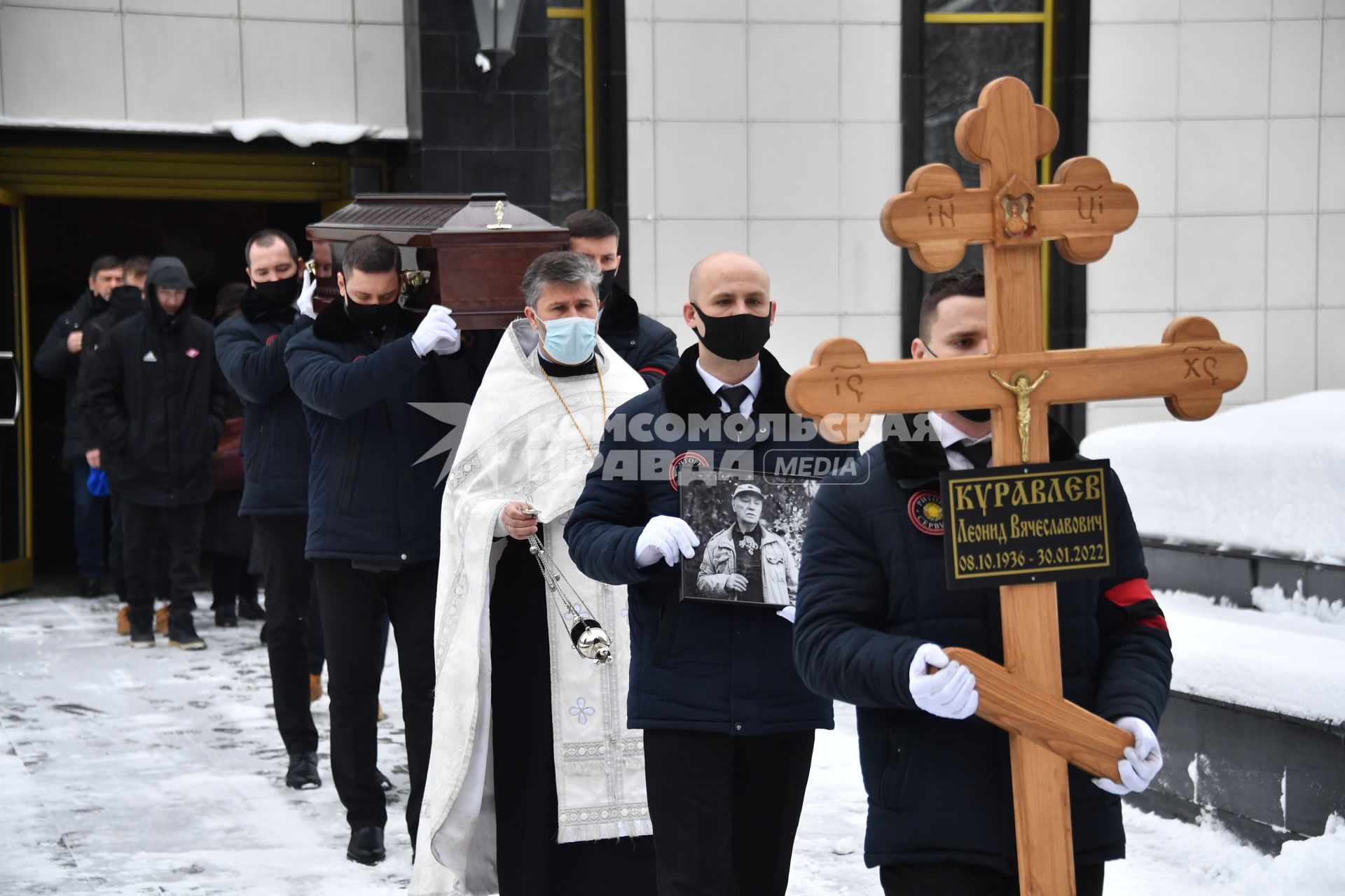 Москва.   Вынос гроба с телом актера Леонида Куравлева после церемонии прощания в Центральной клинической больнице.