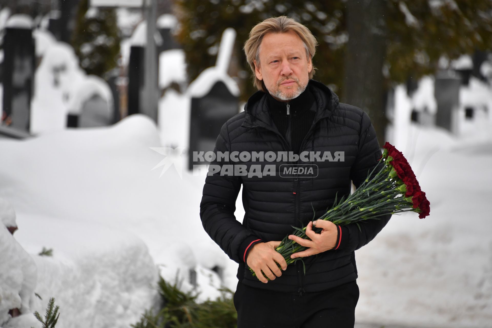 Москва. Артист Дмитрий Харатьян   на могиле народного артиста РСФСР Леонида Куравлева на Троекуровском кладбище.