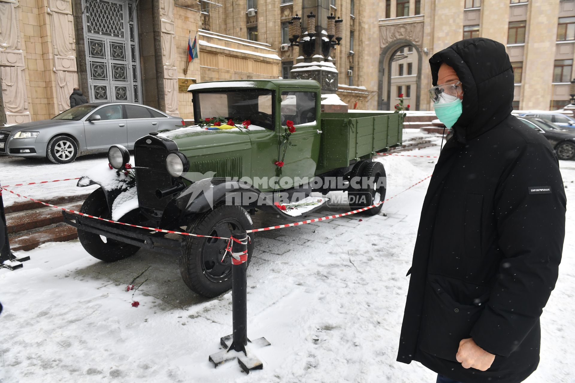 Москва.  Автомобиль ГАЗ-АА (Полуторка)   у здания МИД РФ по случаю 78-й годовщины полного освобождения Ленинграда от фашистской блокады.