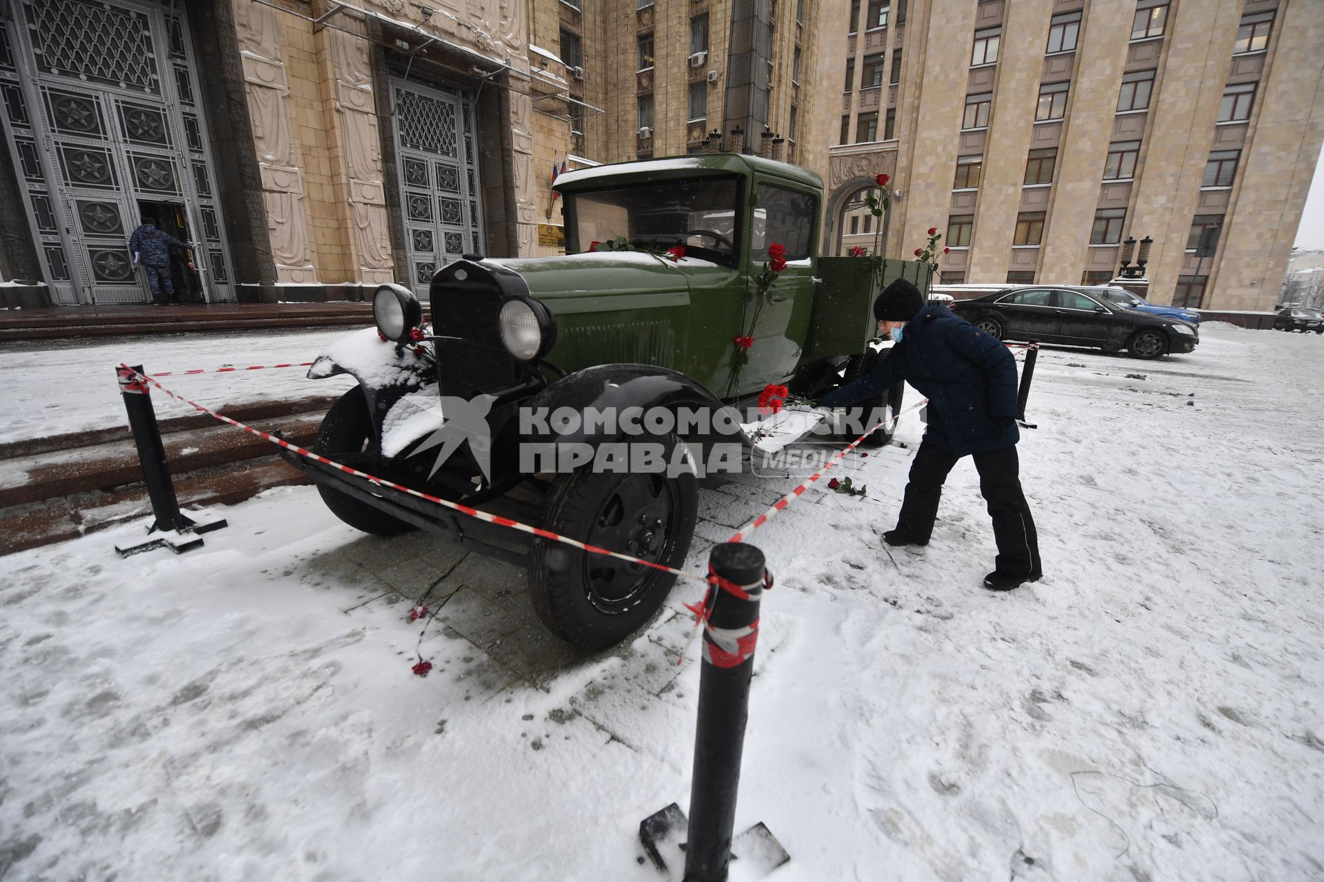 Москва.  Автомобиль ГАЗ-АА (Полуторка)   у здания МИД РФ по случаю 78-й годовщины полного освобождения Ленинграда от фашистской блокады.