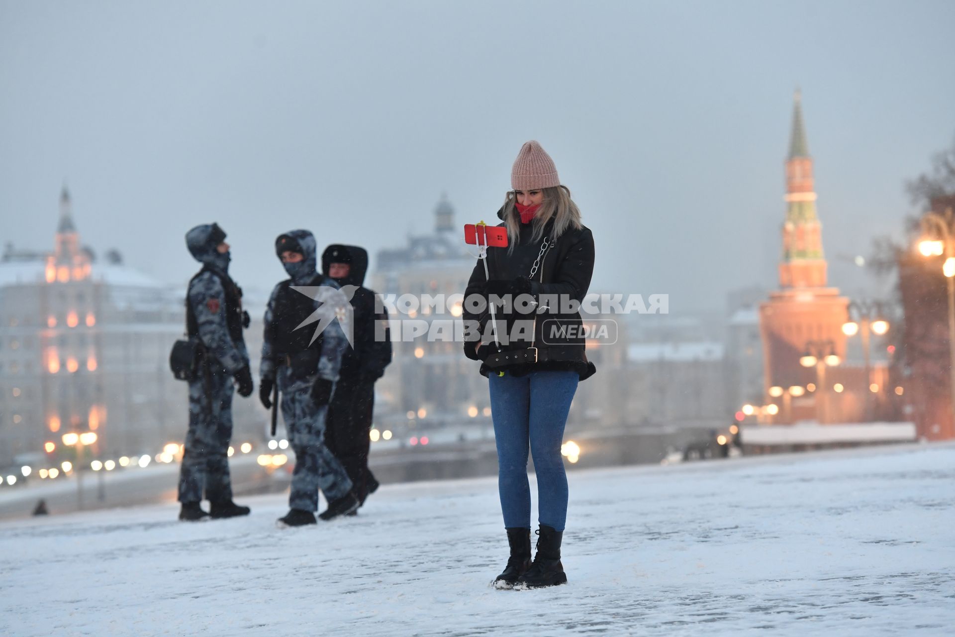 Москва.  Девушка фотографируется на Красной площади.