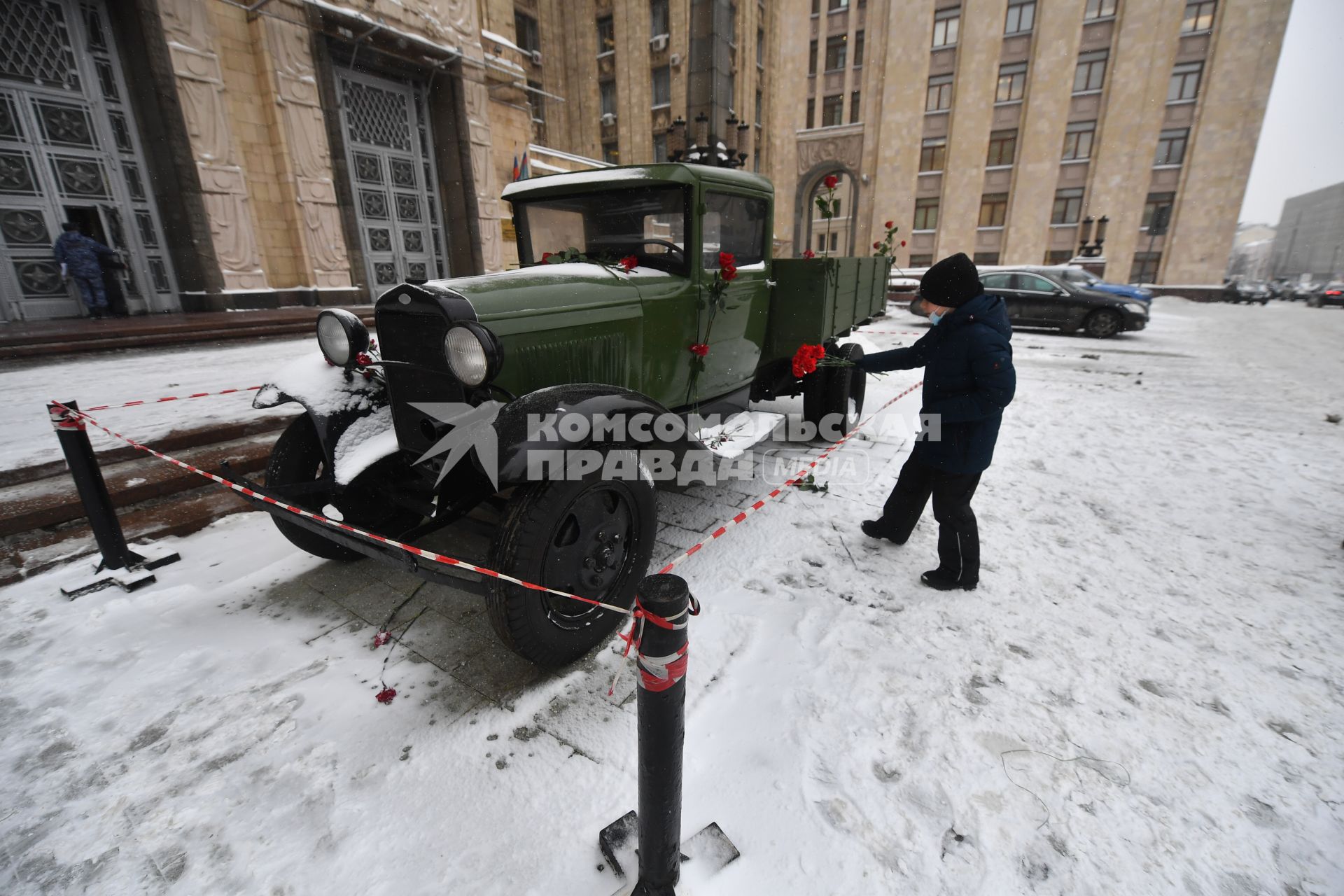 Москва.  Автомобиль ГАЗ-АА (Полуторка)   у здания МИД РФ по случаю 78-й годовщины полного освобождения Ленинграда от фашистской блокады.