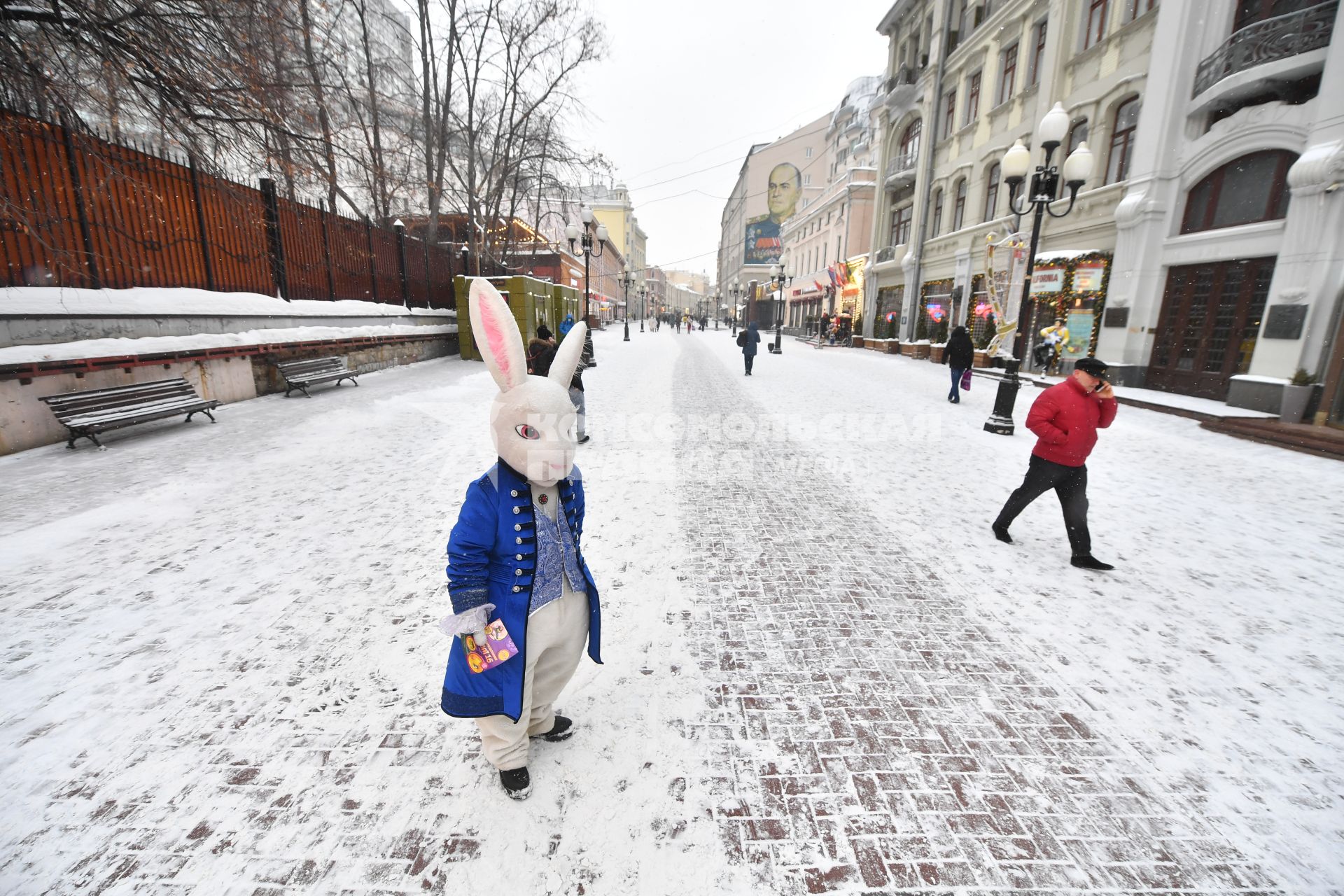 Москва.  Ростовая кукла  Кролик на Старом Арбате.