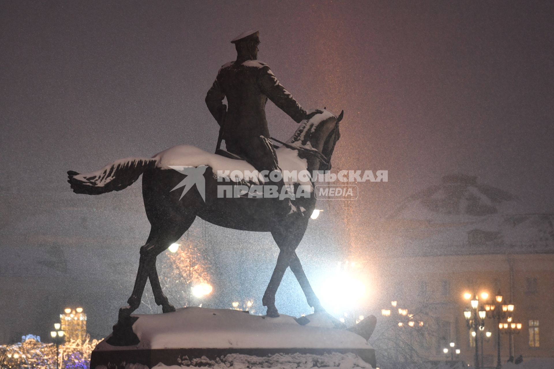 Москва.  Памятник маршалу Жукову на Манежной площади.