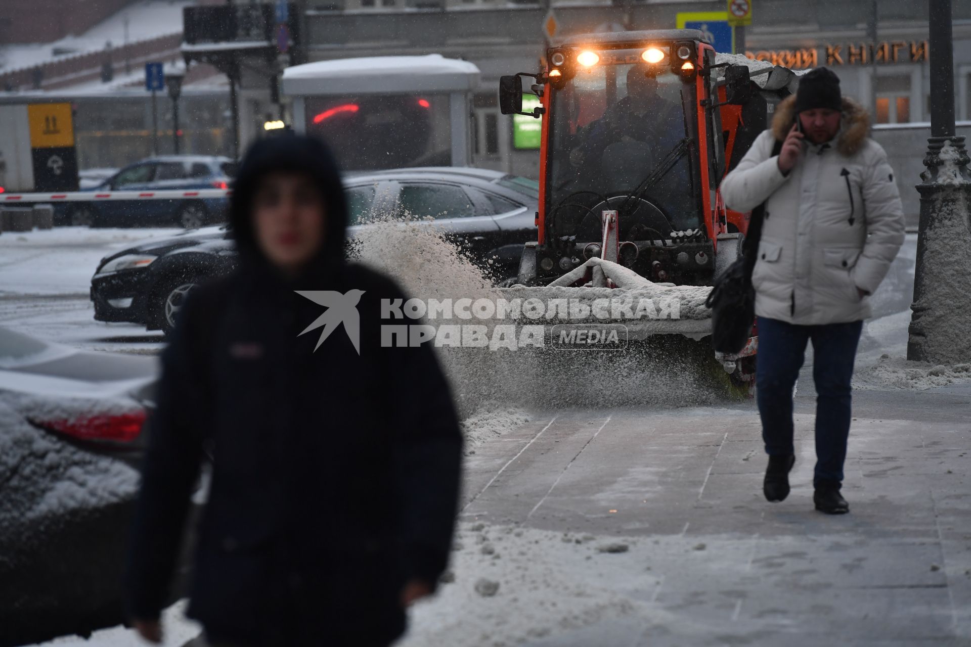 Москва.  Снегоуборочная техника на улицах города.