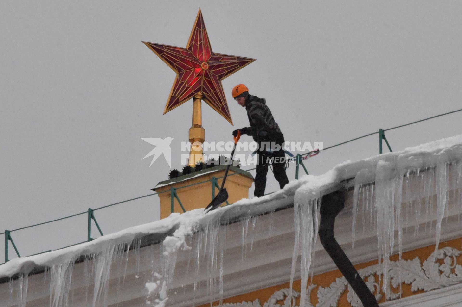 Москва. Сотрудник коммунальной службы чистит крышу здания Арсенала Московского Кремля от снега.