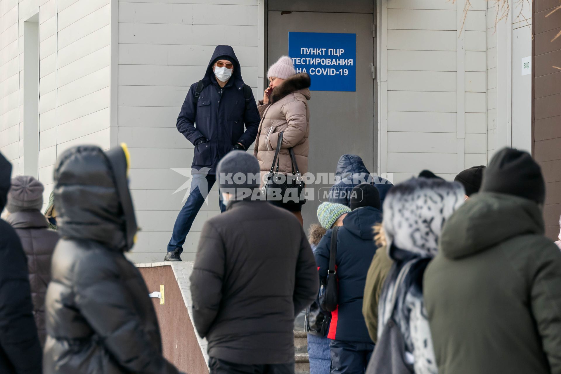 Челябинск. Жители города в очереди для сдачи ПЦР-теста на коронавирусную инфекцию COVID-19.