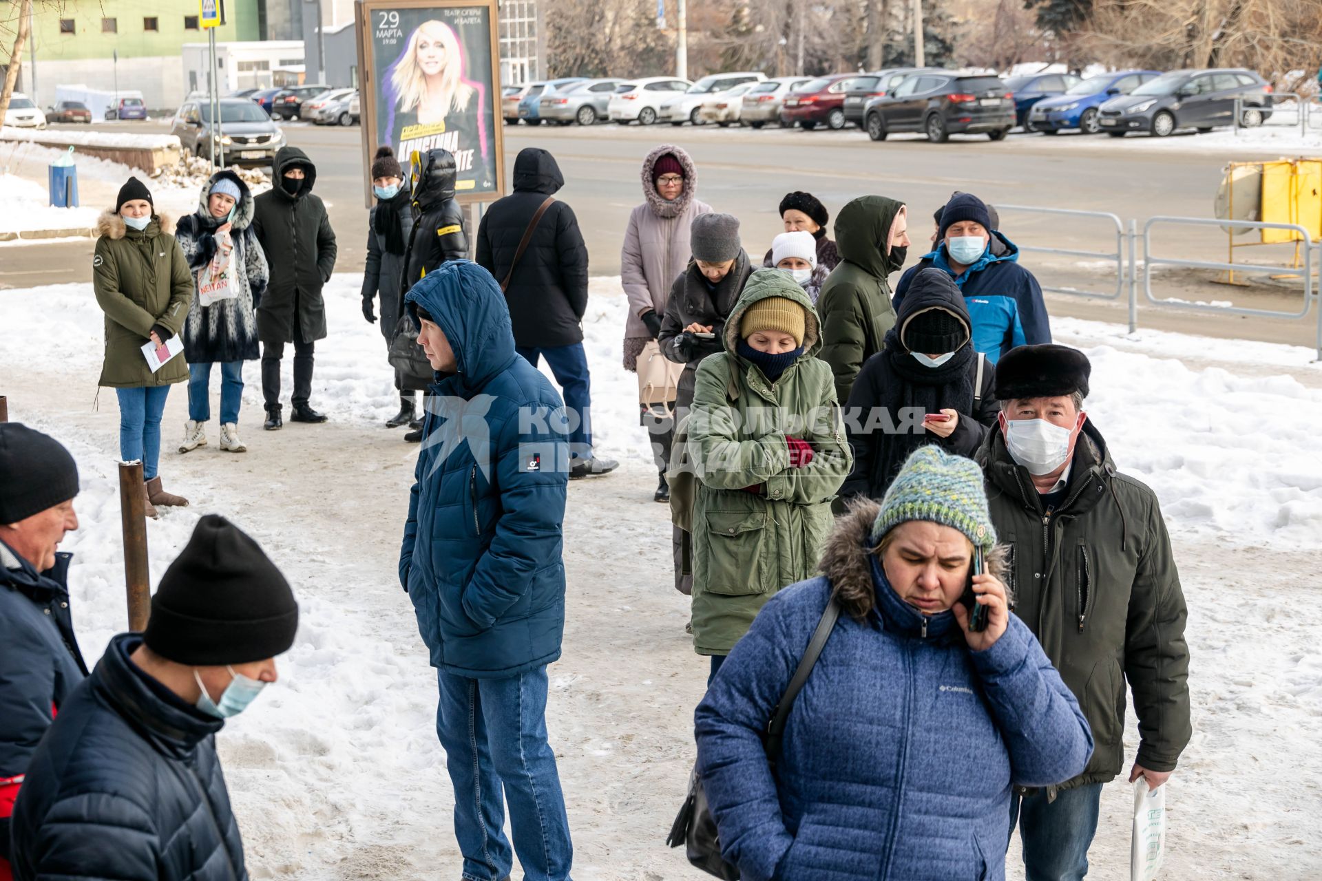 Челябинск. Жители города в очереди для сдачи ПЦР-теста на коронавирусную инфекцию COVID-19.