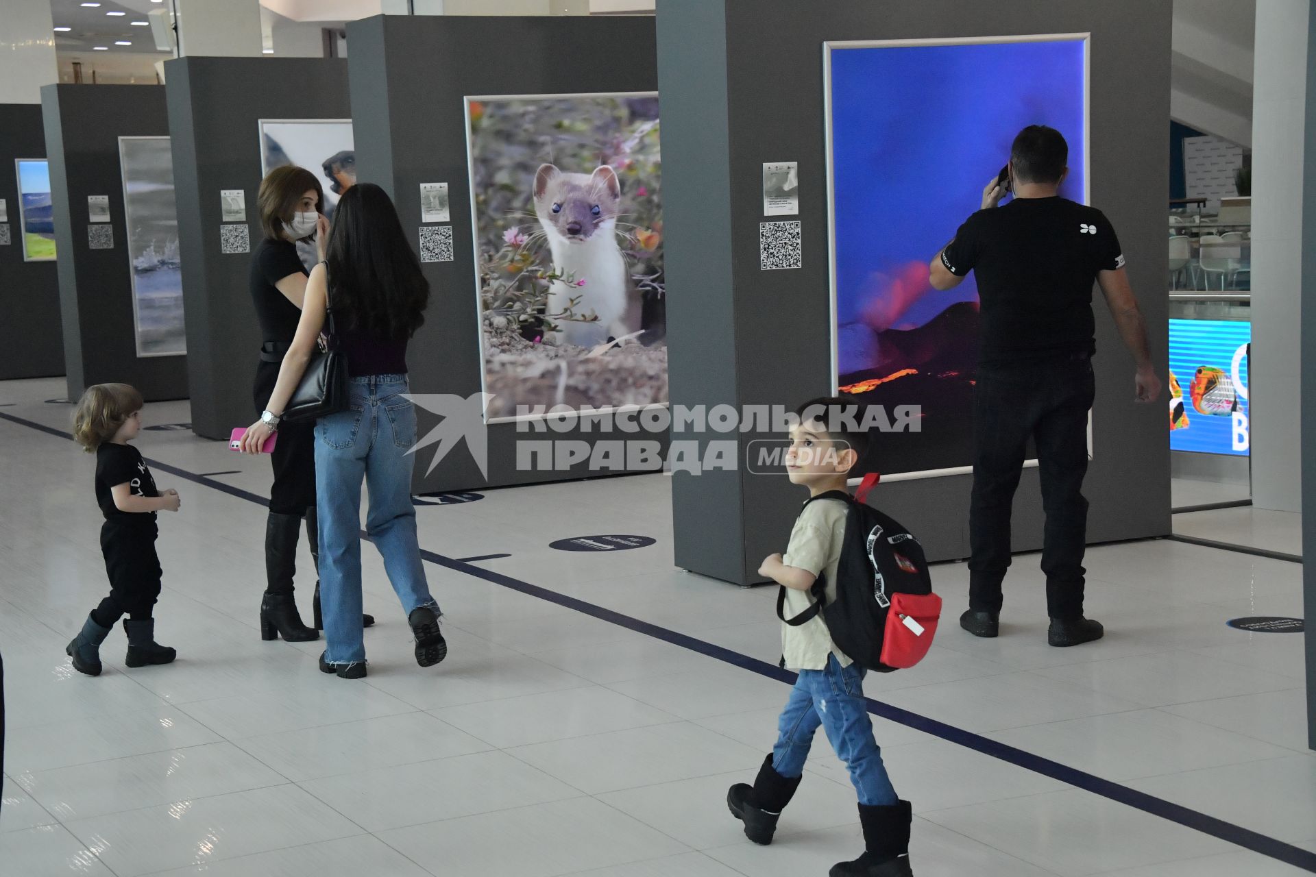 Москва.   Посетители на открытии выставки `Камчатка: твоё невероятное приключение`в Москвариуме на ВДНХ.