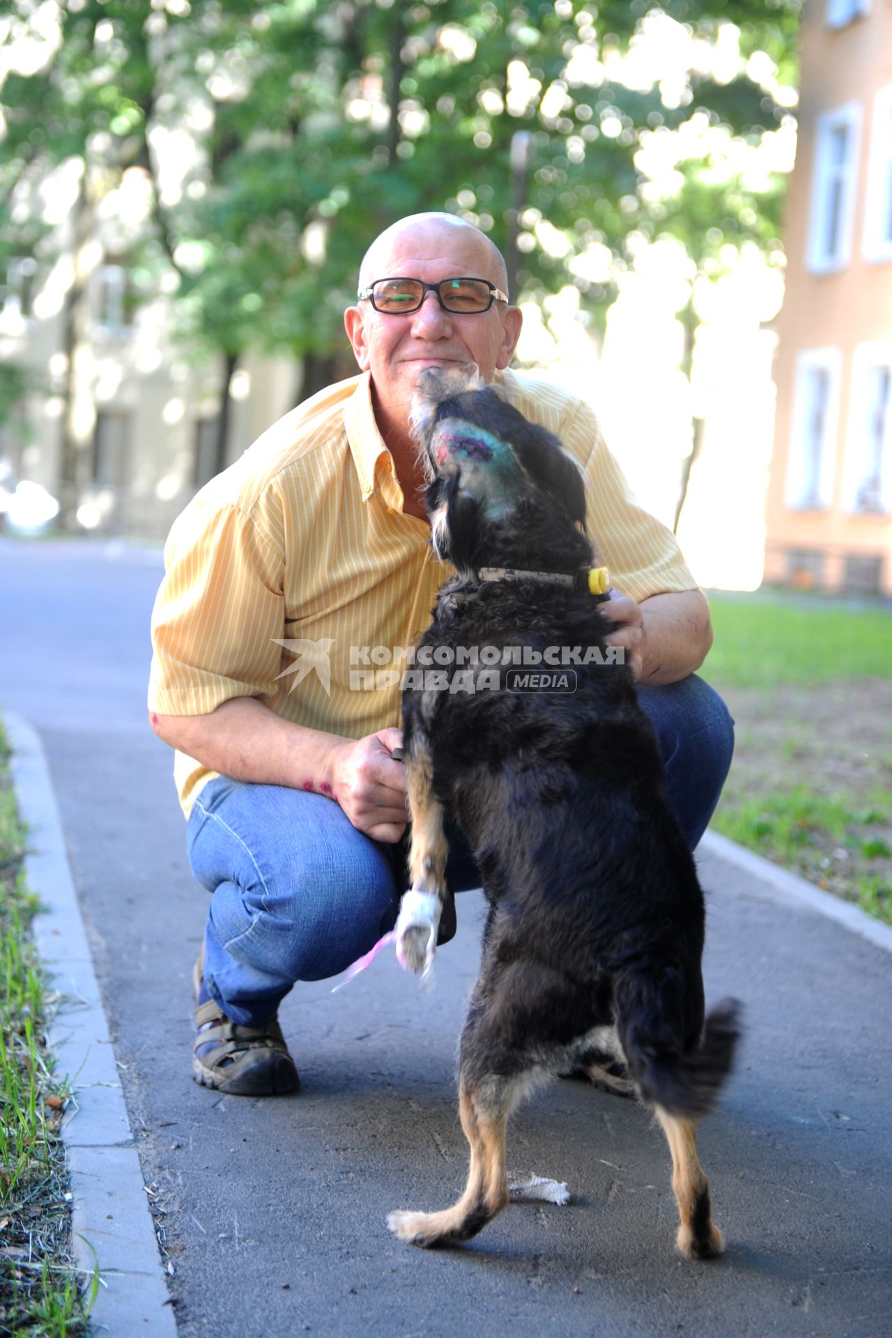 Санкт-Петербург. Сергей, накрывший собой свою старенькую собаку Маню, защищая ее от нападения двух разъяренных стаффордов.