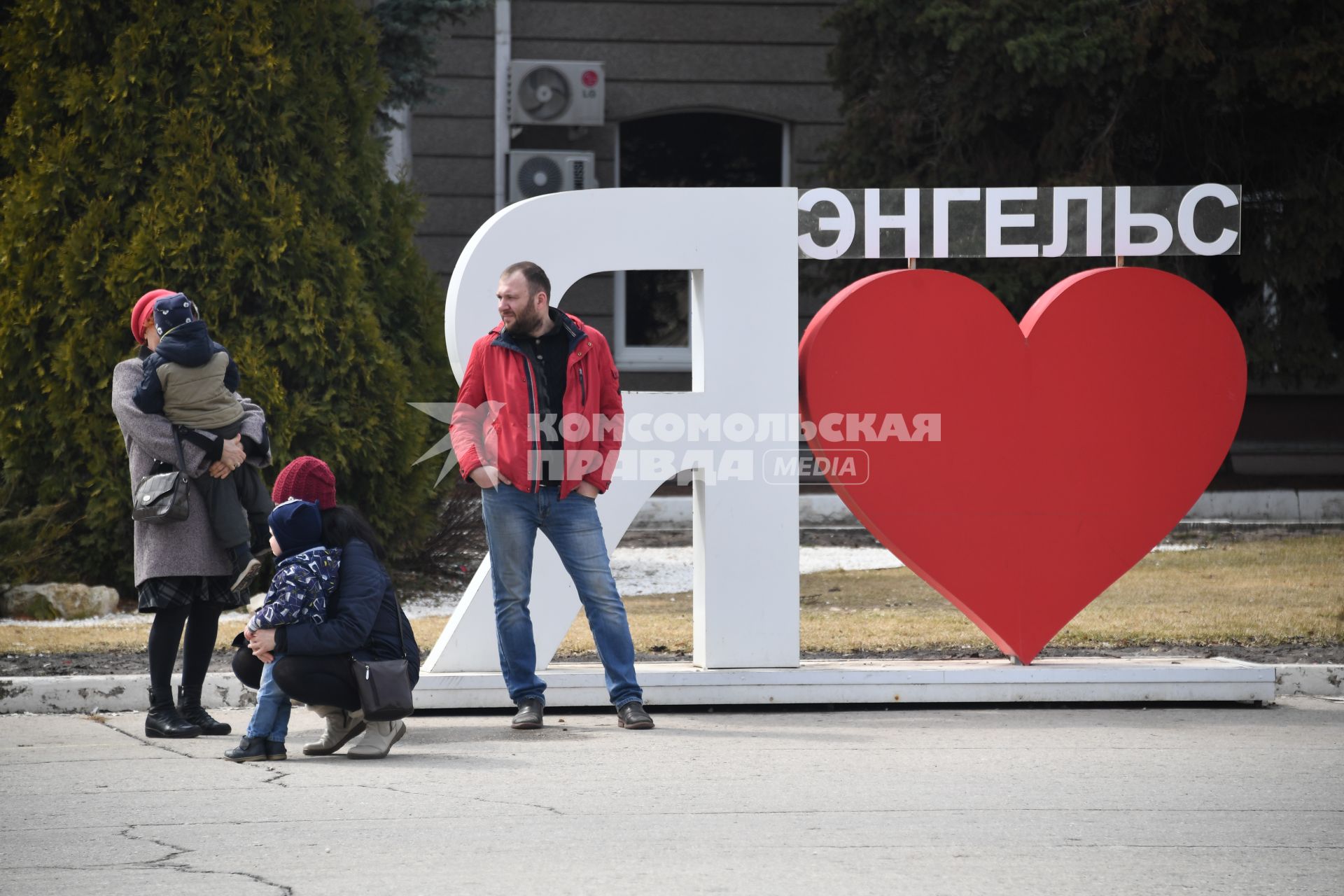 Энгельс. Стелла `Я люблю Энгельс`.