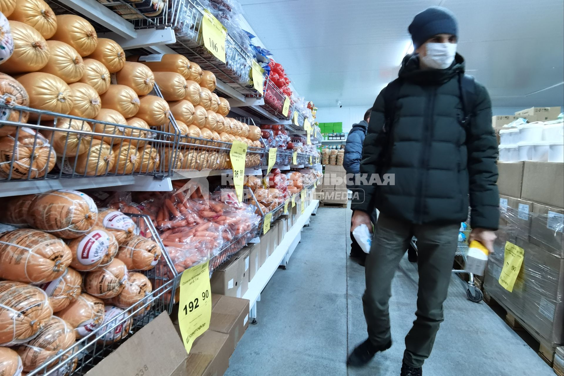 Екатеринбург. Продуктовый магазин. Покупатель у полок с колбасой