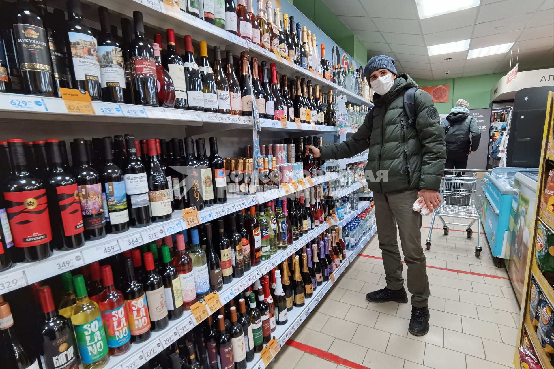 Екатеринбург. Продуктовый магазин. Покупатель у полок алкоголем