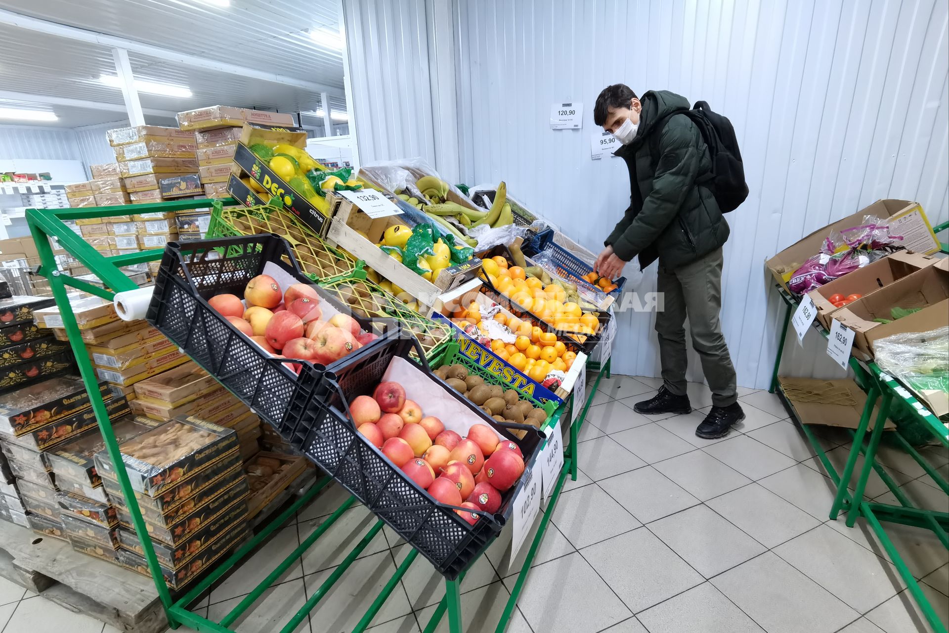 Екатеринбург. Продуктовый магазин. Покупатель в отделе с фруктами и овощами