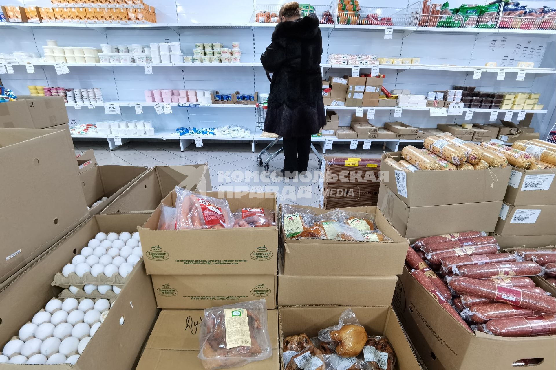 Екатеринбург. Продуктовый магазин. Покупатель в отделе с молочныи и мясными продуктами