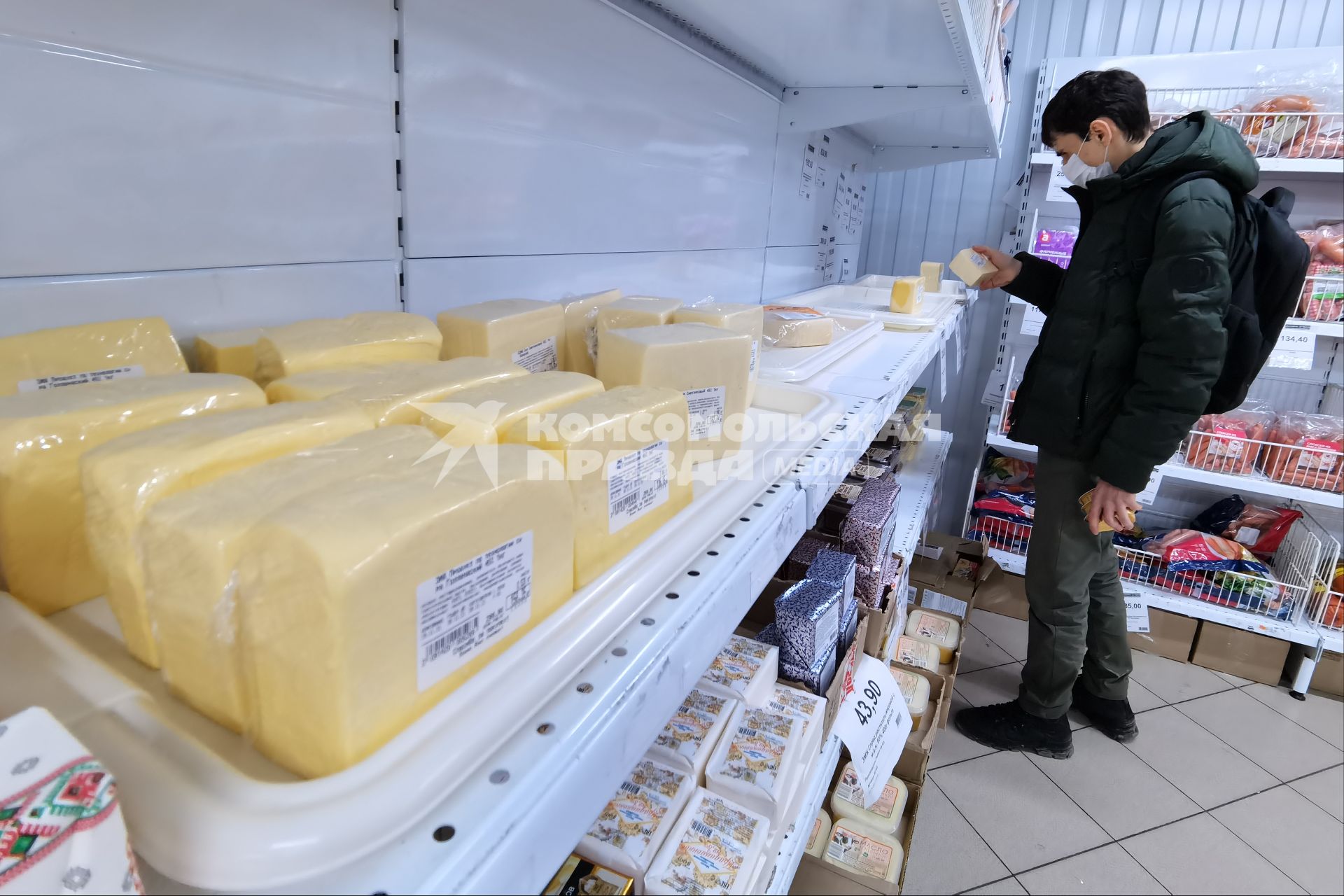 Екатеринбург. Продуктовый магазин. Покупатель у полки с сыром