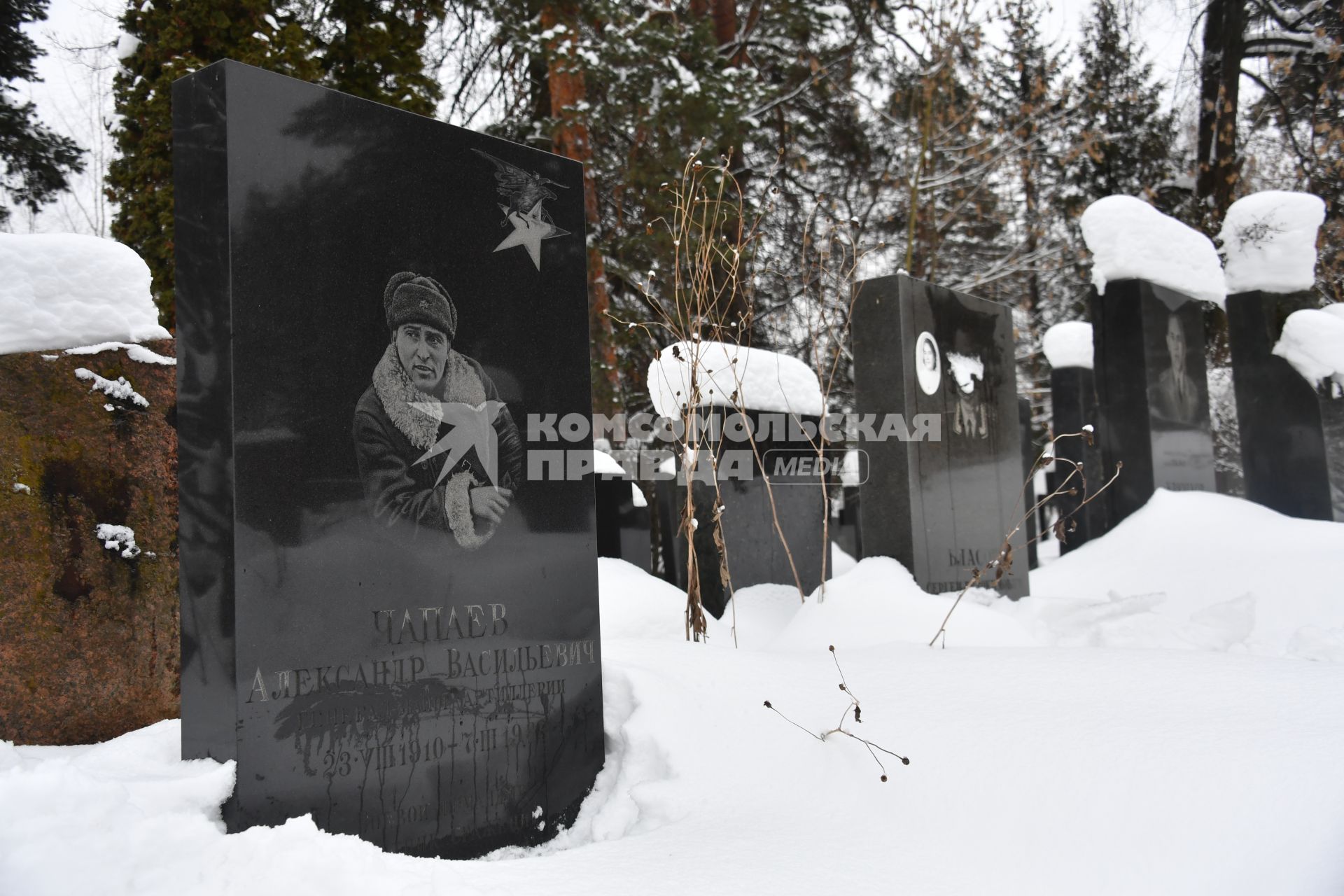 Москва. Стела на могиле старшего сына Василия Чапаева, генар-майора Александра Чапаева на Кунцевском кладбище.