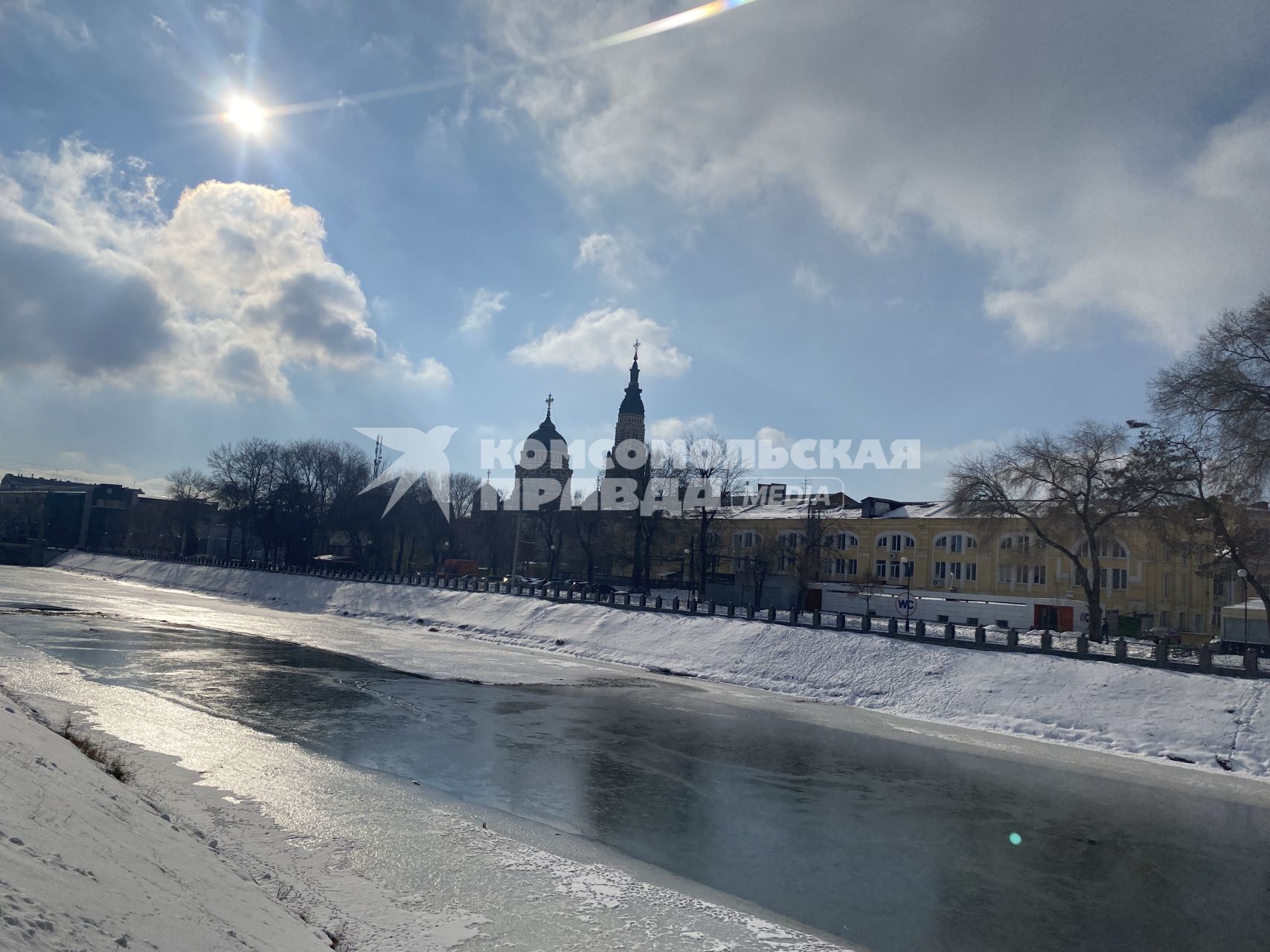 Украина. Харьков. Вид на Собор Благовещения Пресвятой Богородицы и на реку Лопань.