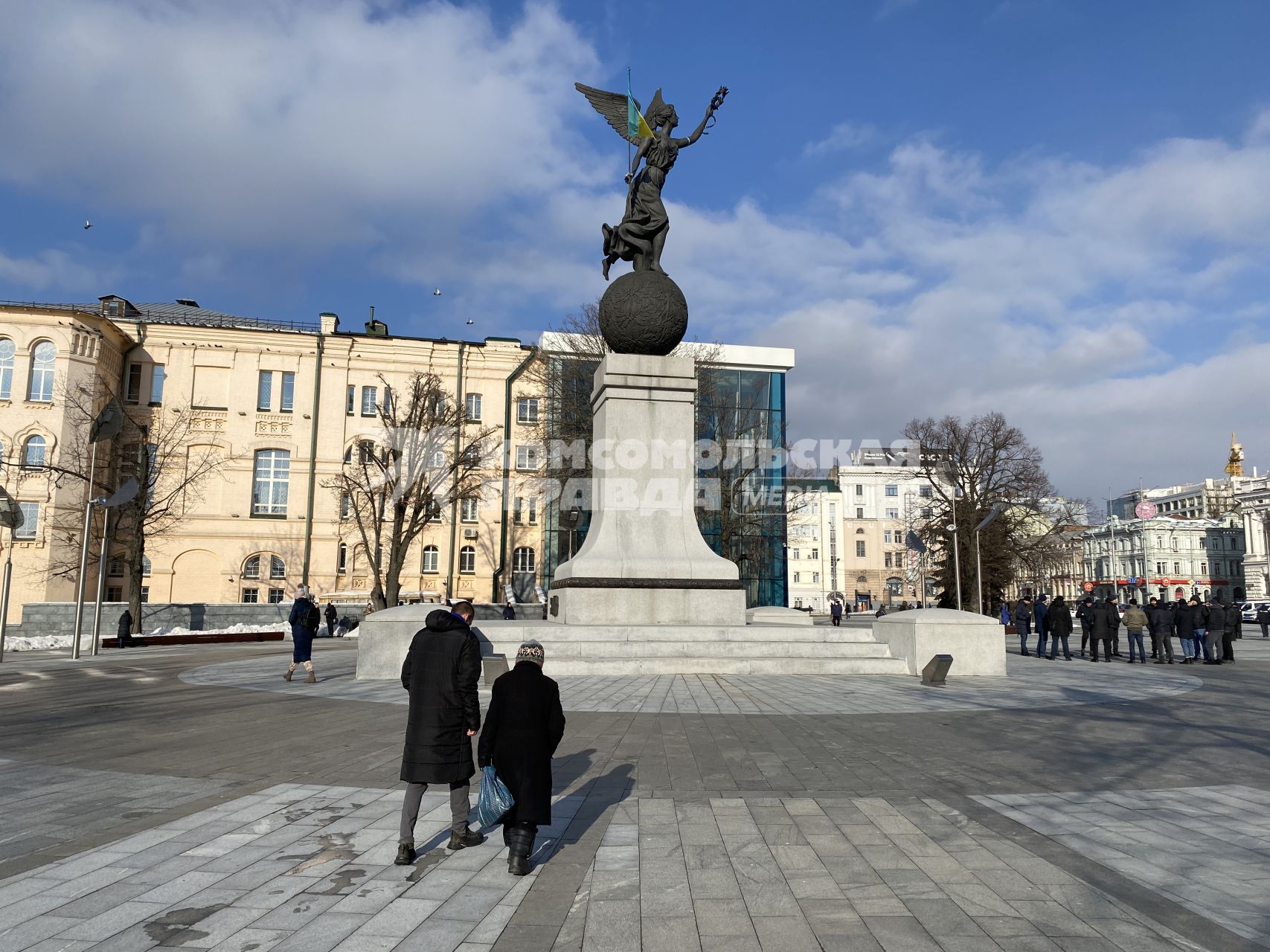 Украина. Харьков. Памятник независимости `Летящая Украина` на площади Конституции.