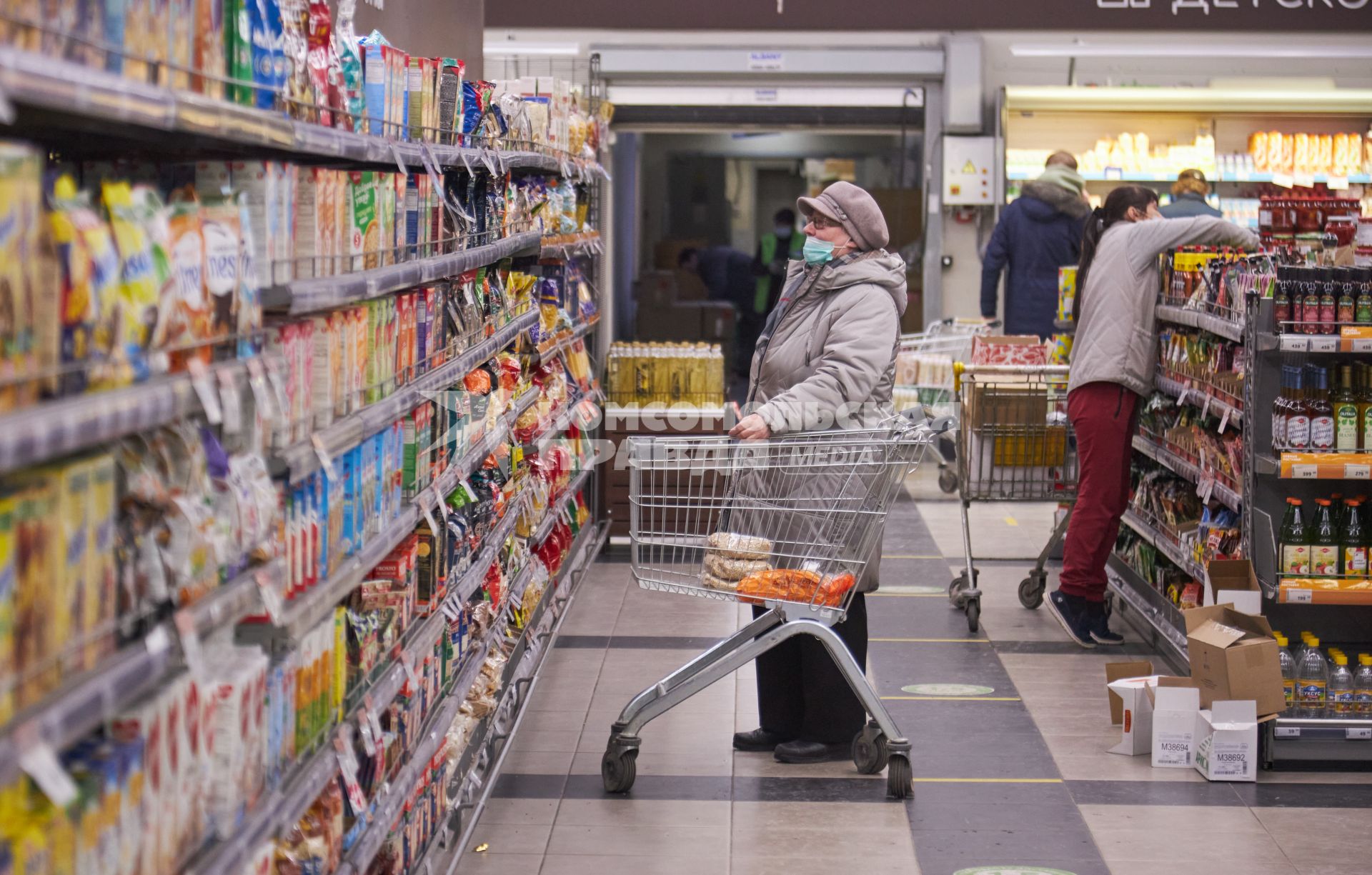 Пермь. Покупательница в магазине.