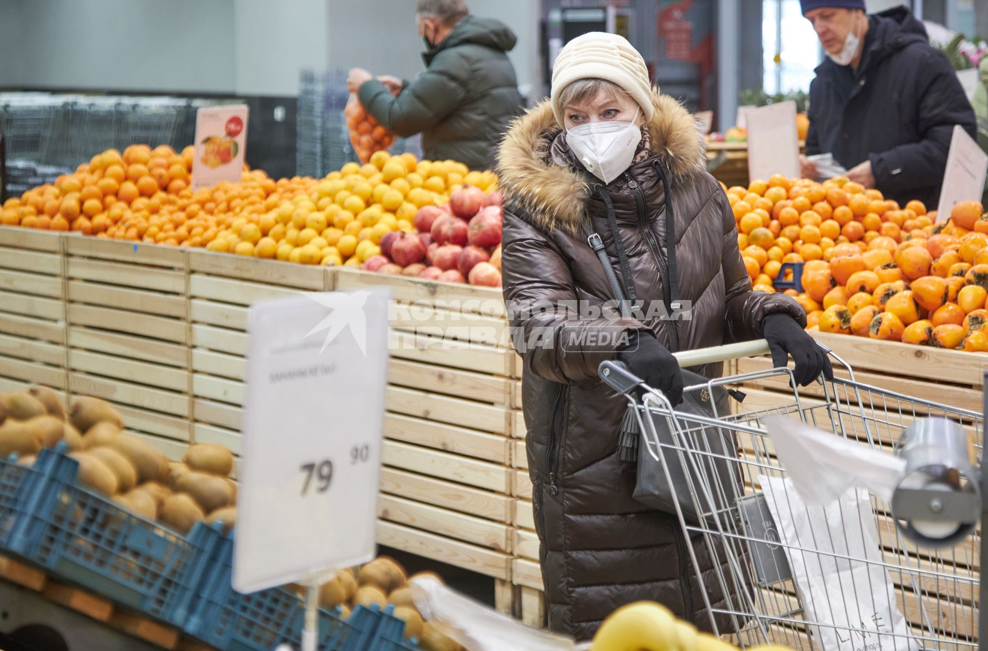 Пермь. Женщина выбирает фрукты в магазине.