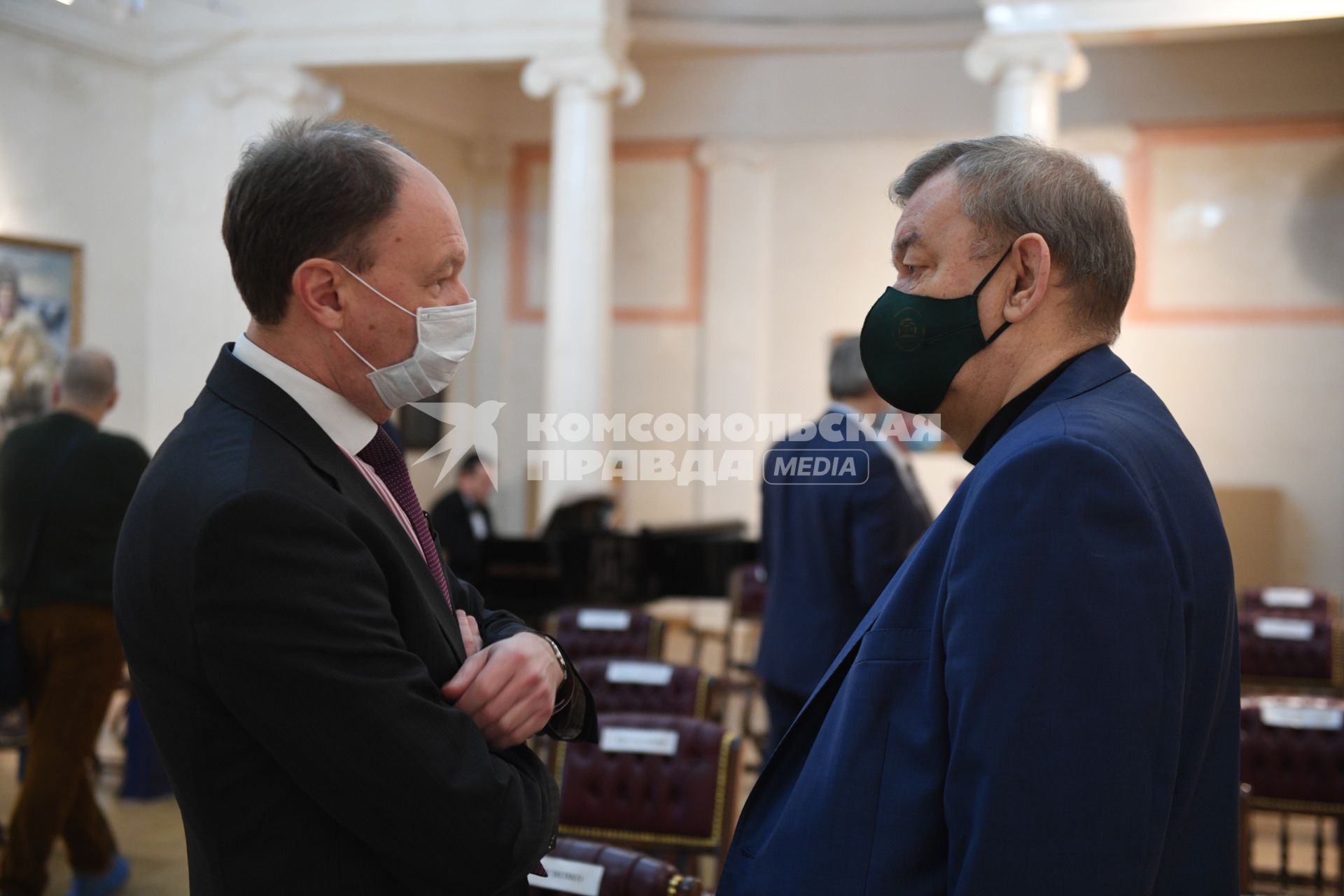 Москва. Глава Роспечати, заместитель председателя организационного комитета по поддержке литературы, книгоиздания и чтения в РФ в 2016-2021 годах Михаил Сеславинскийи (слева) и гереральный директор Большого театра Владимир Урин на открытии выставки, приуроченной к столетию  Службы внешней разведки в музее современной истории  России.