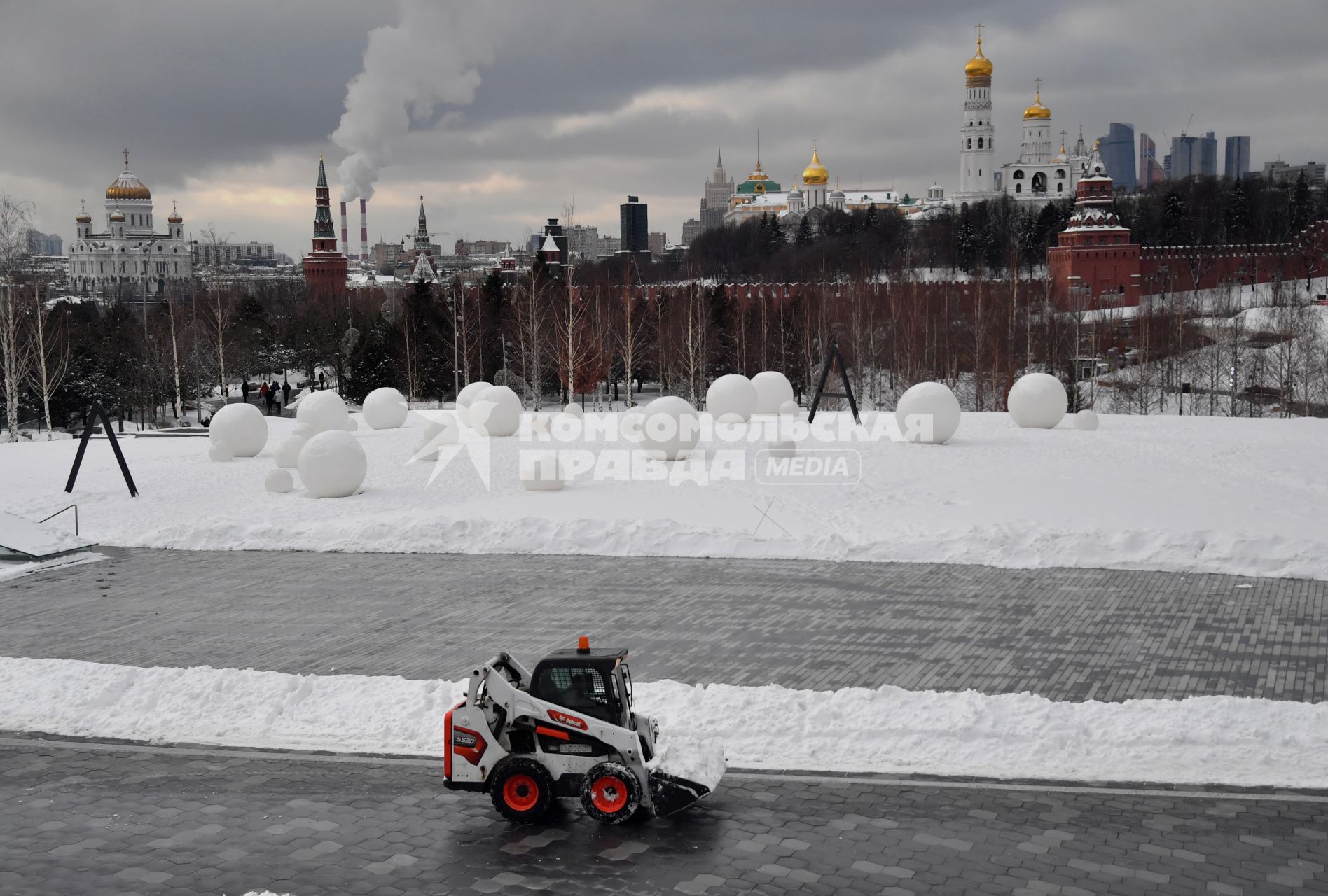 Москва.   Снегоуборочная техника в парке Зарядье.