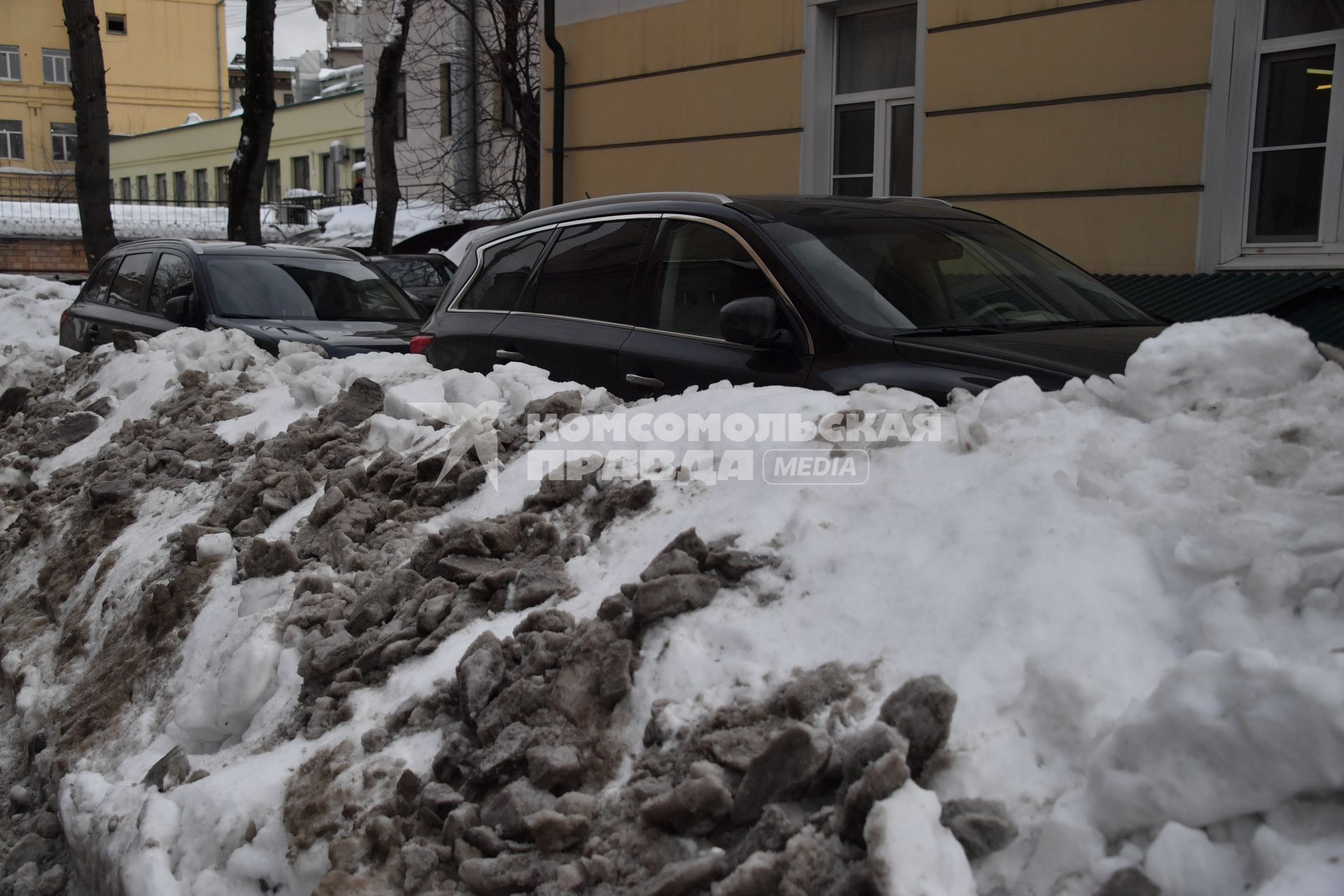 Москва.   Машины  среди сугробов.