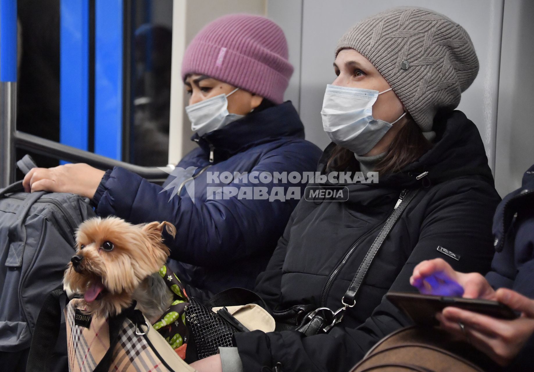 Москва.   Пассажиры метрополитена.