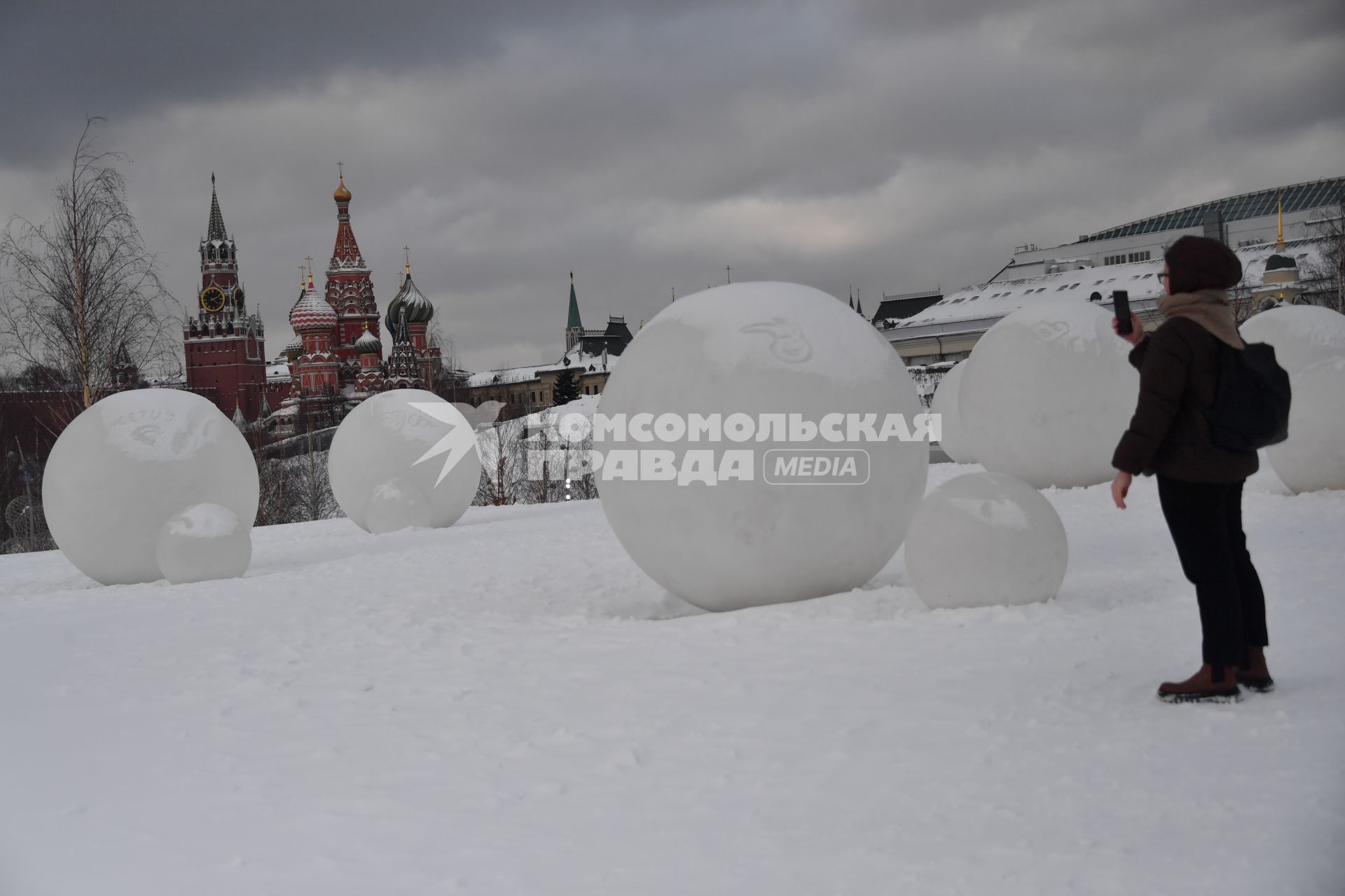 Москва.   Вид на парк Зарядье и Московский Кремль.