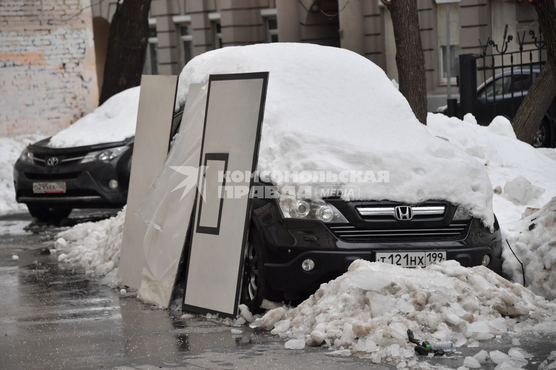 Москва.   Машина под снегом.