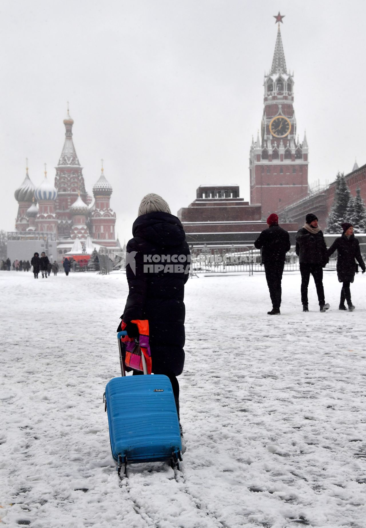 Москва.   Посетители на Красной площади.