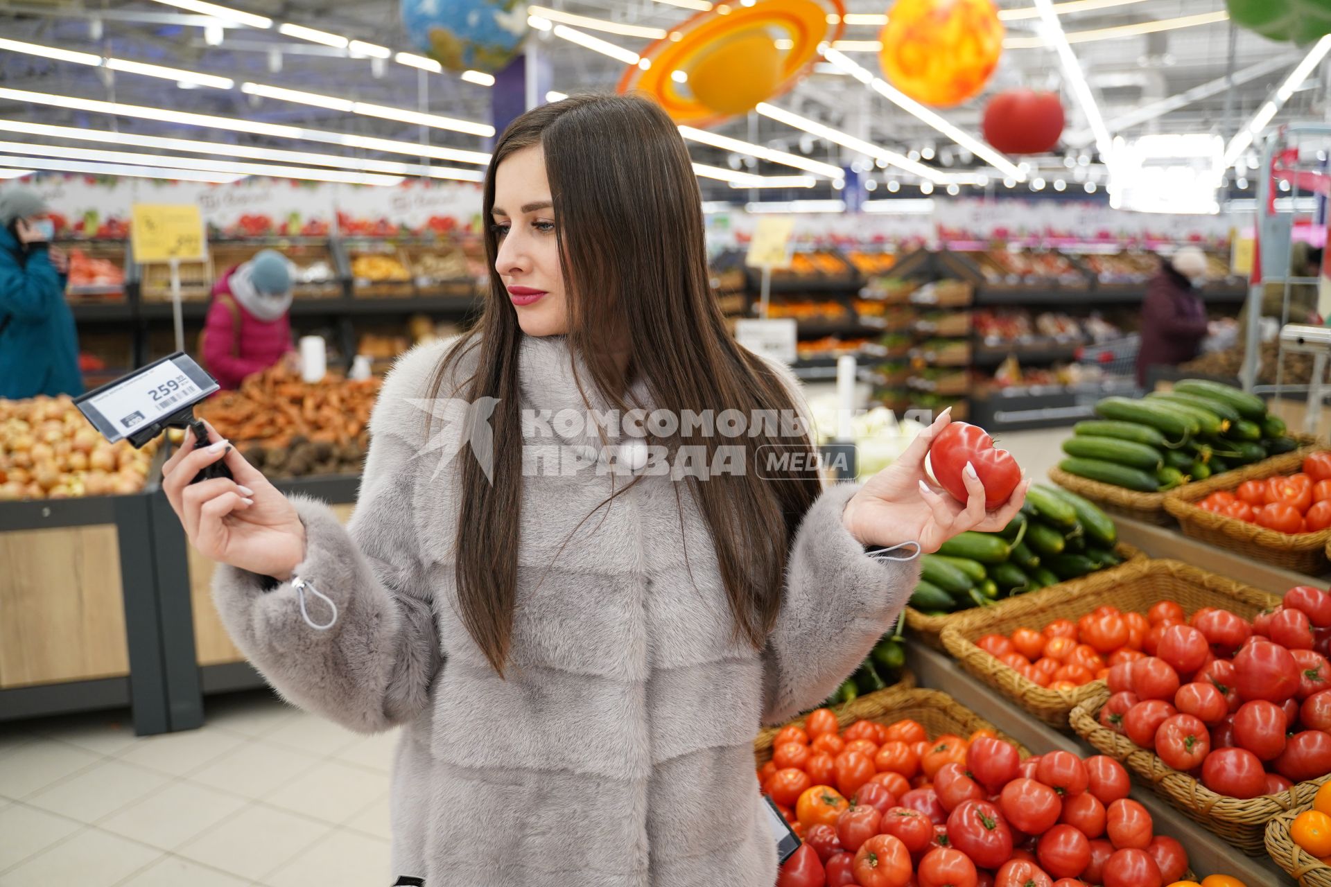 Самара. Девушка в овощном отделе магазина.