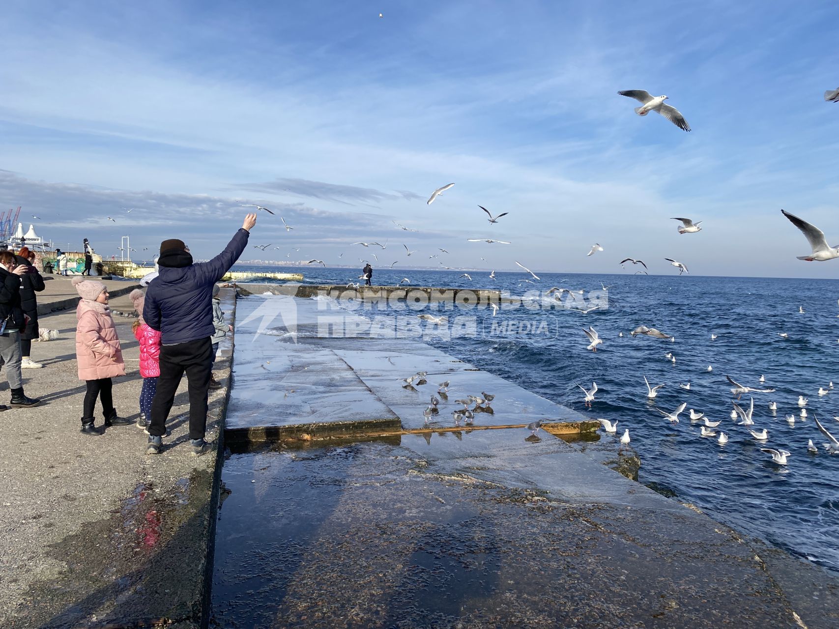 Украина. Одесса. Люди на побережье Черного моря.