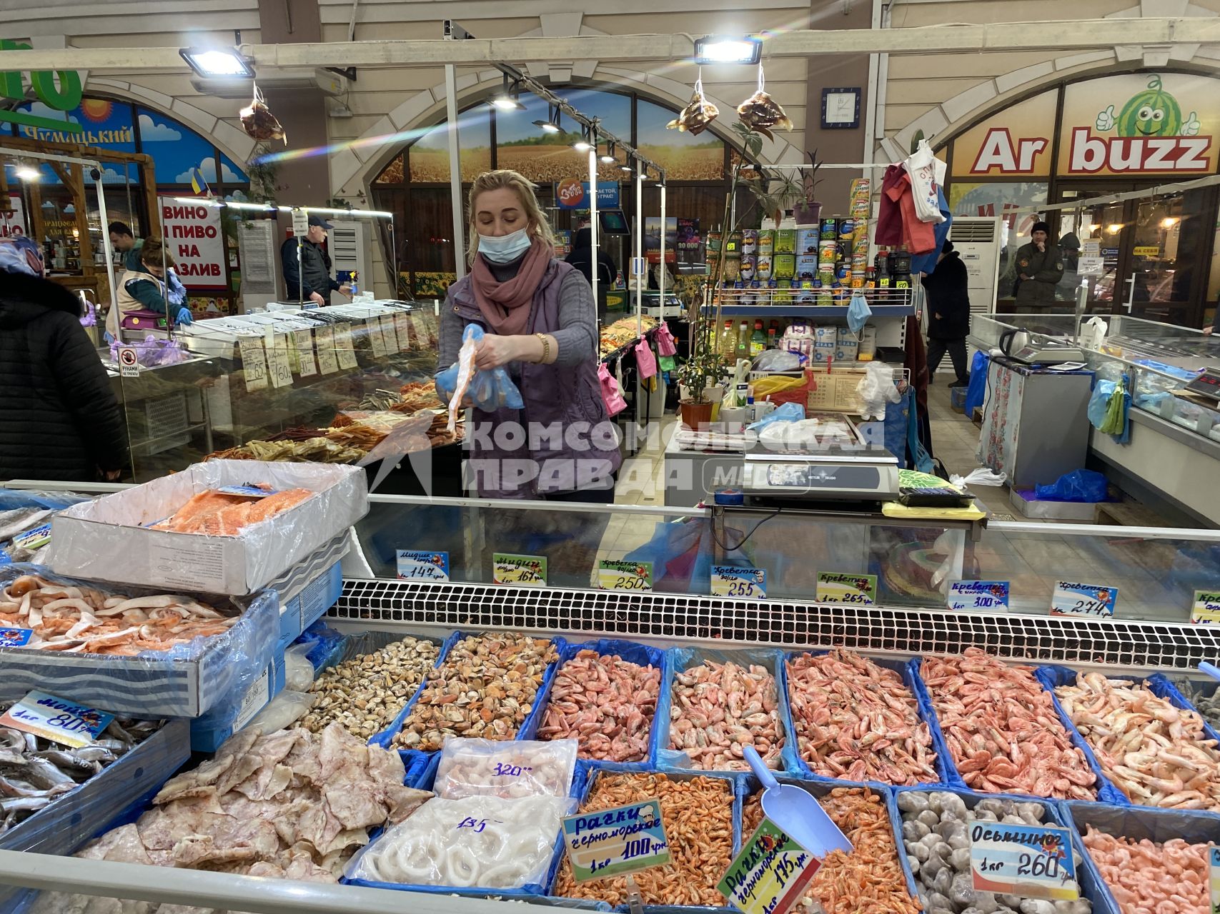 Украина. Одесса. Витрина с морепродуктами на рынке `Привоз`.