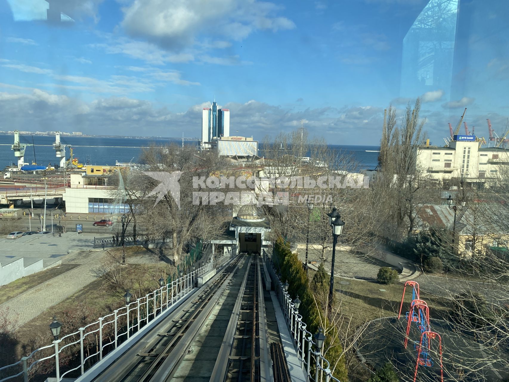 Украина. Одесса. Вид на одесский морской порт и на здание гостиницы `Одесса` (в центре на дальнем плане).