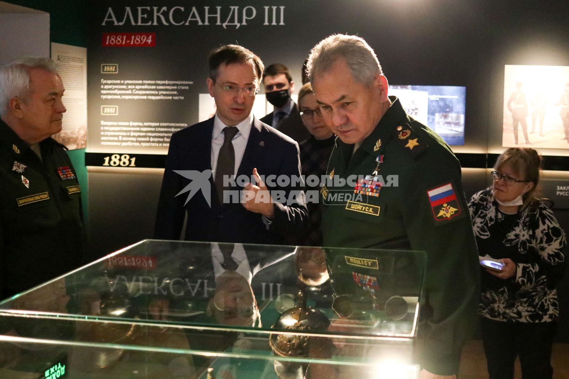 Москва. Помощник президента РФ Владимир Мединский (в центре) и министр обороны РФ Сергей Шойгу (справа) во время осмотра экспозиции Музея военной формы Российского военно-исторического общества.