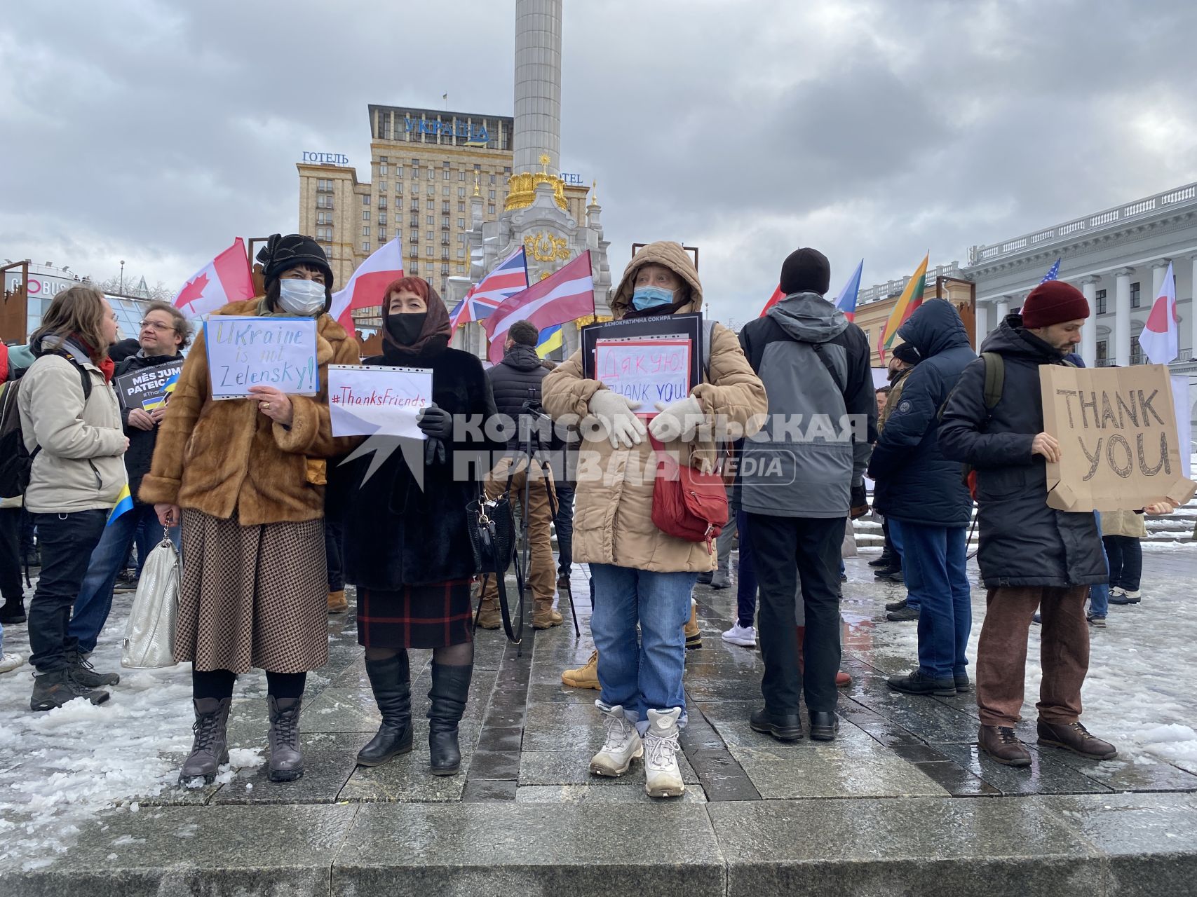 Украина. Киев. Участники акции благодарности союзникам Украины Thanks friends на площади Независимости.