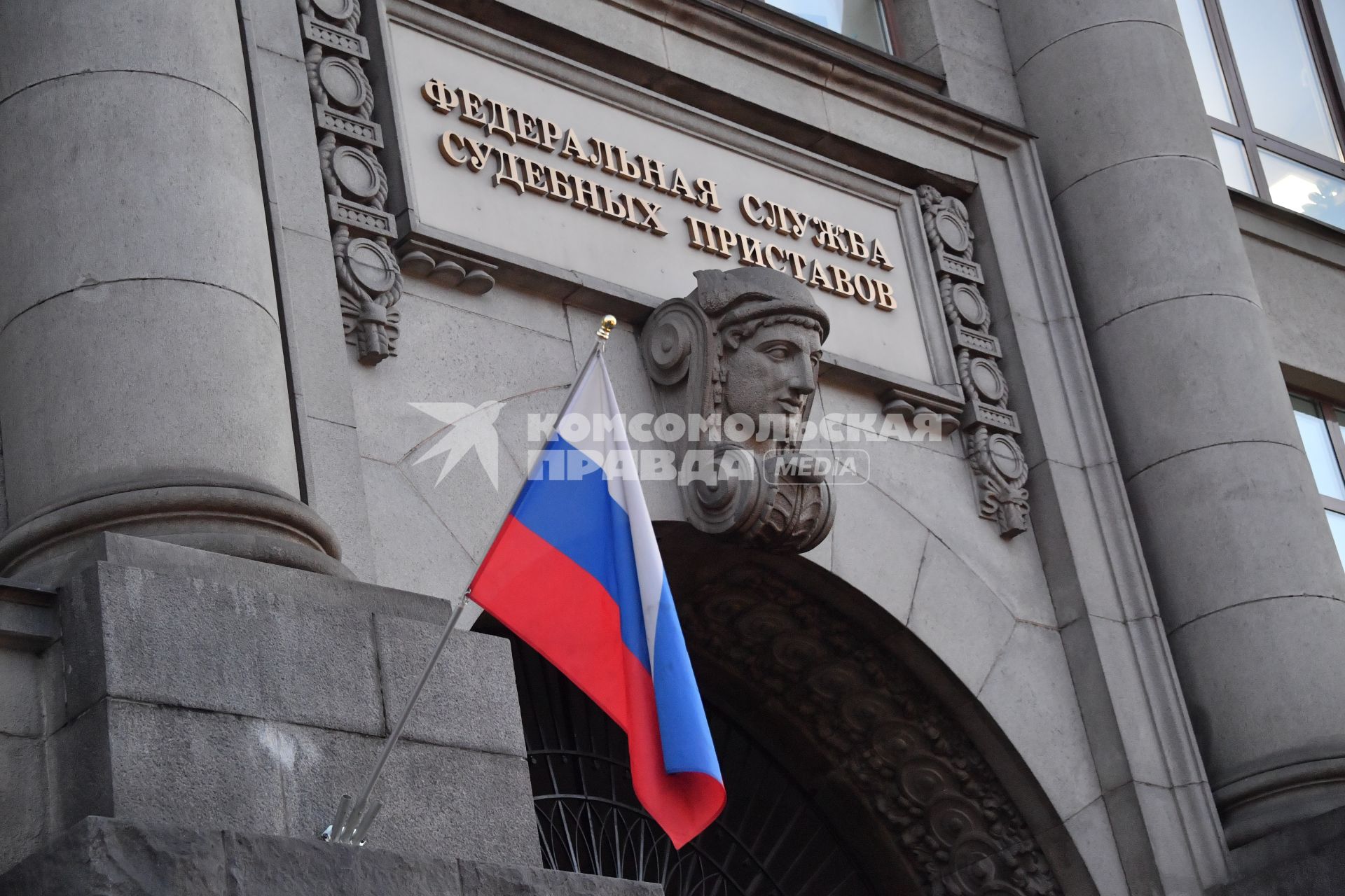 Москва. Флаг РФ у входа в здание  Федеральной службы судебных приставов